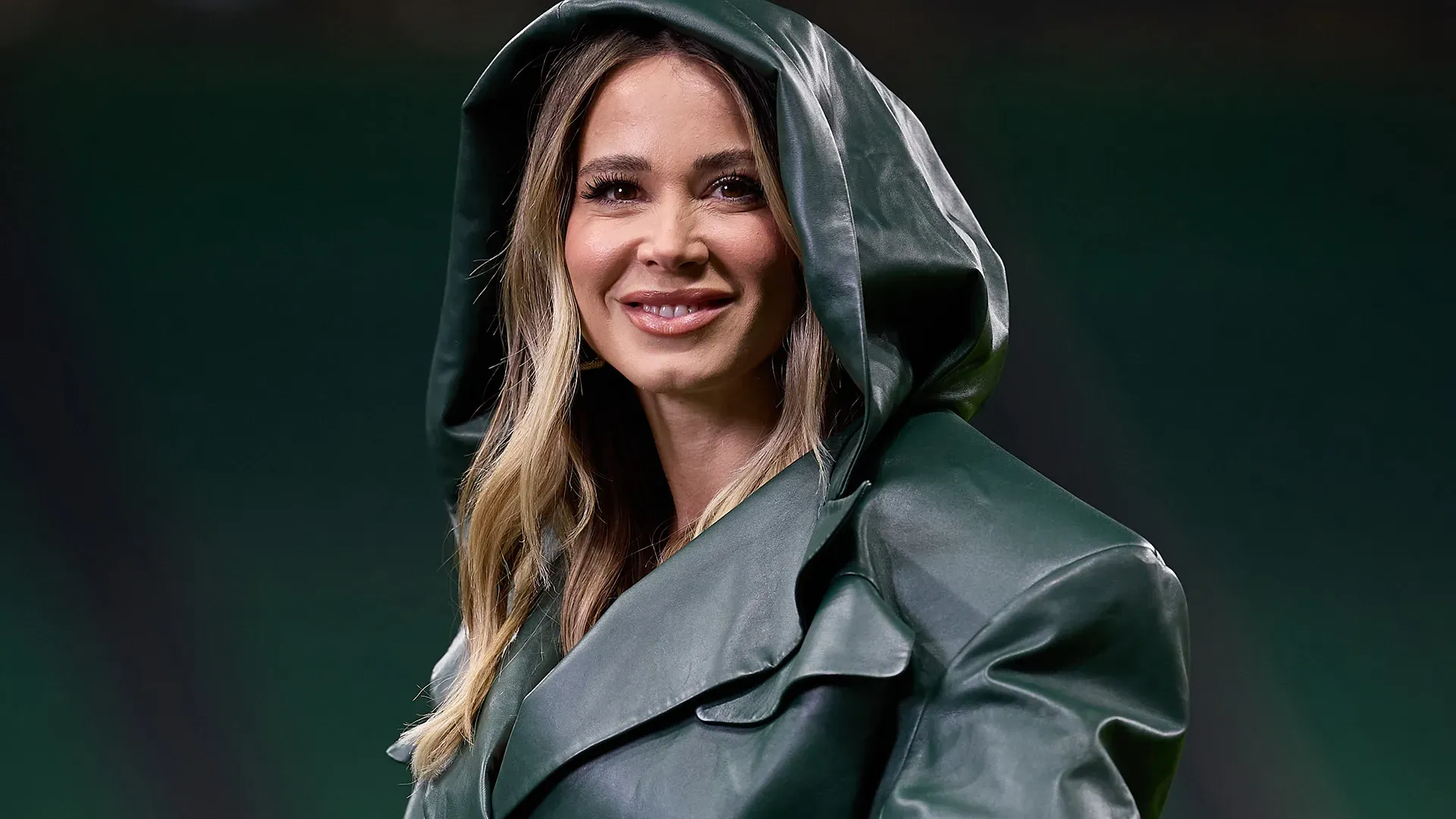 L'abito in pelle verde con stivali dello stesso colore ha provocato molte reazioni da parte dei fans a San Siro e sui social