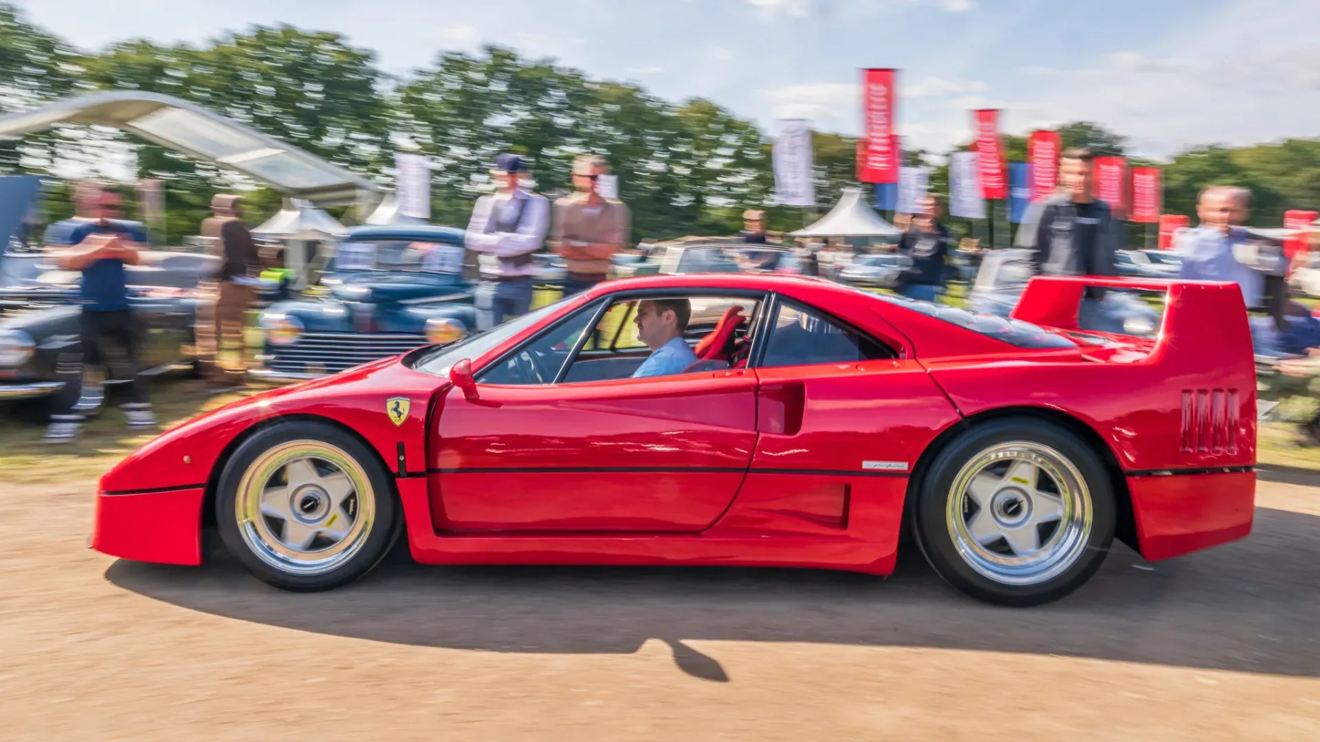 La F40 nacque per celebrare i primi quarant'anni di attività sportiva della casa automobilistica modenese