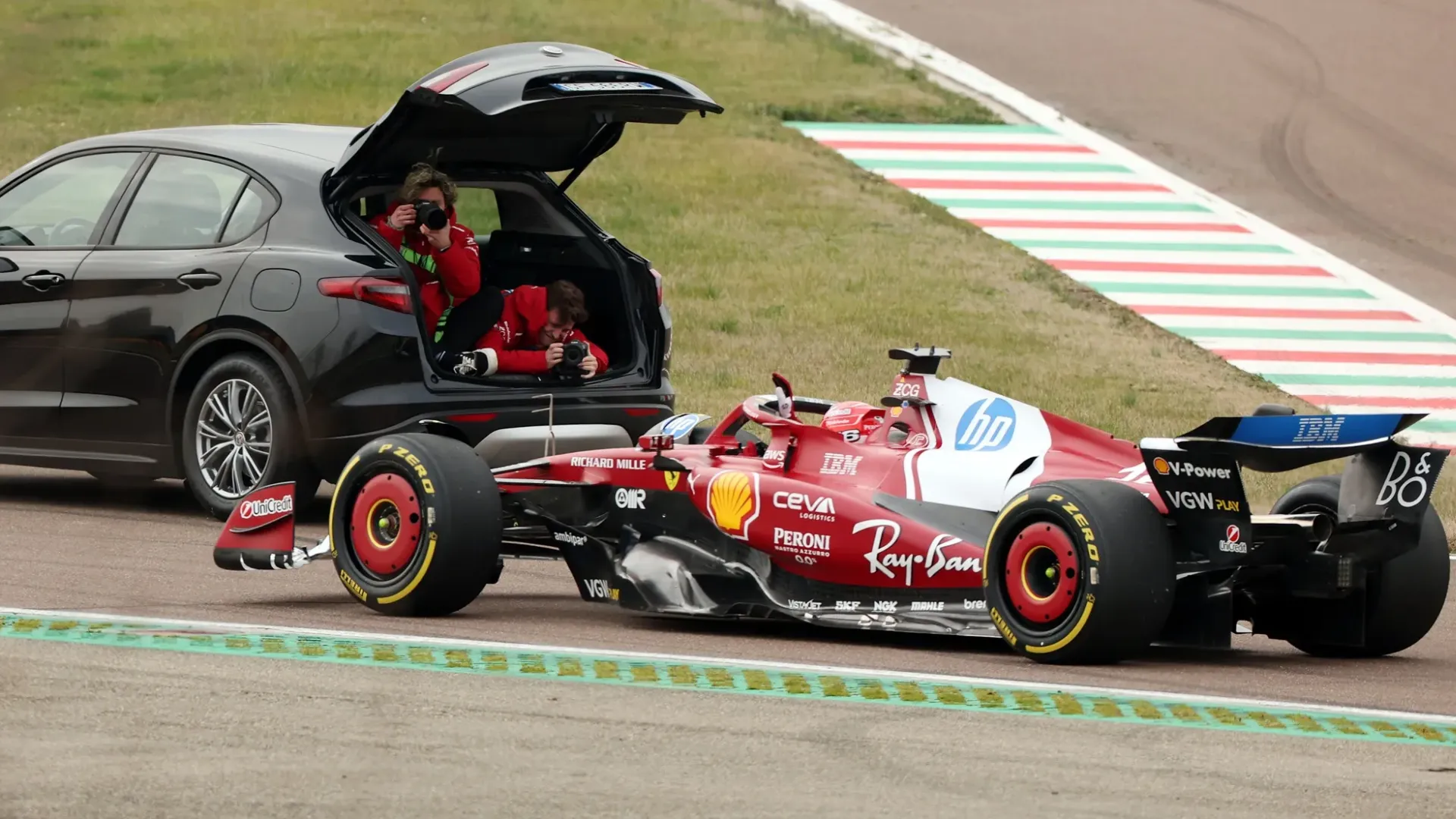 Le immagini di Hamilton e Leclerc sulla nuova Ferrari a Fiorano