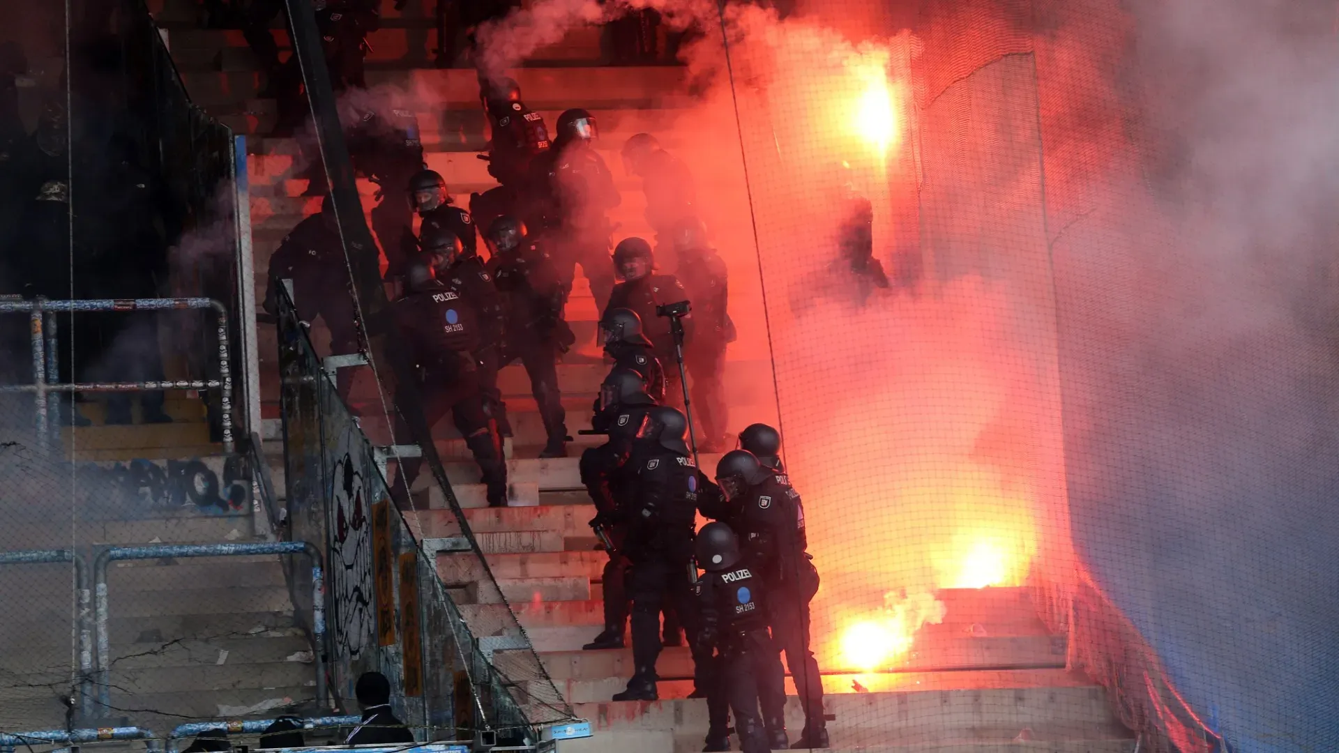 Razzi contro la polizia, inferno allo stadio