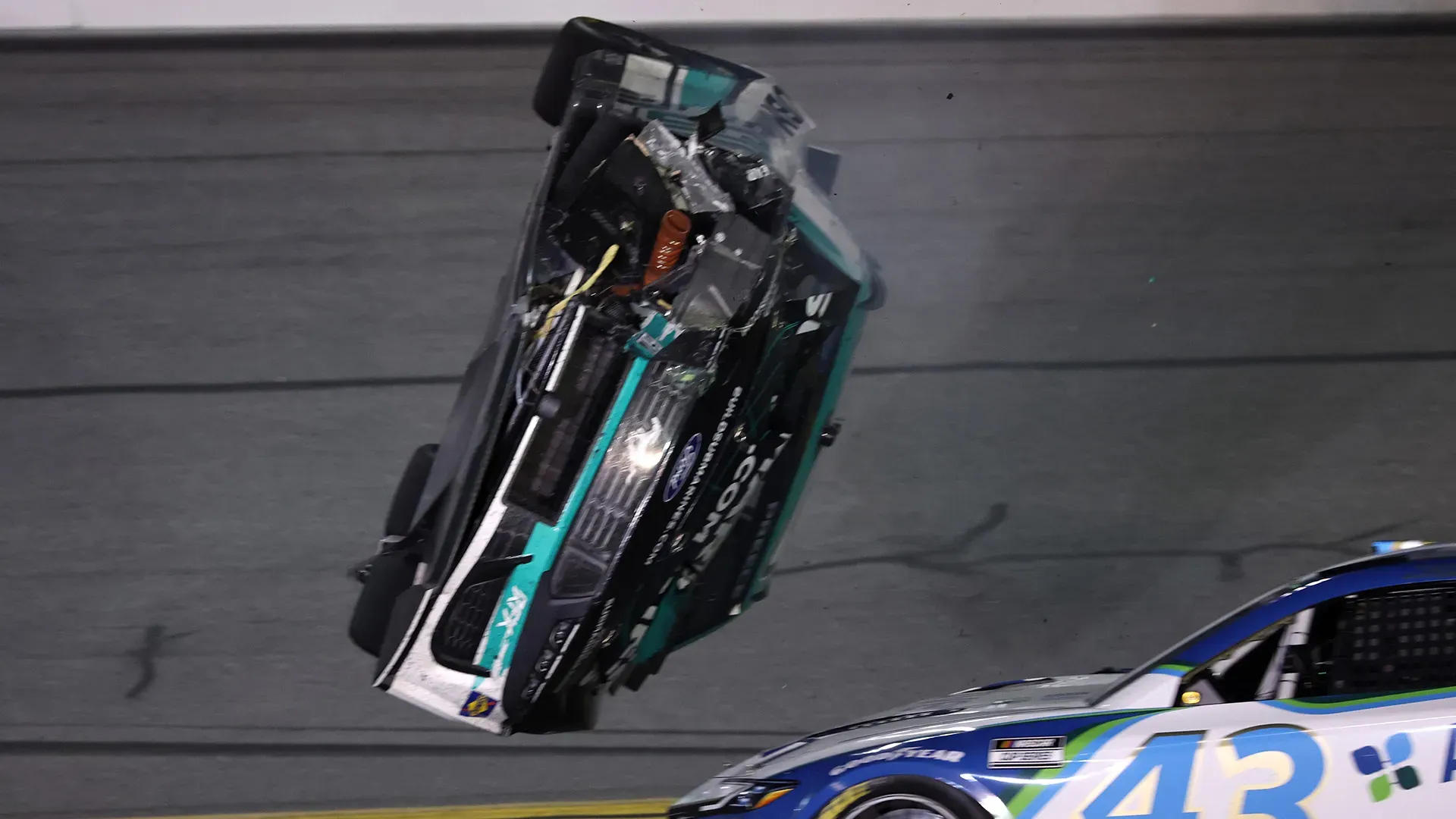 La sua auto ha sorvolato pericolosamente quella di Erik Jones, sfiorandola