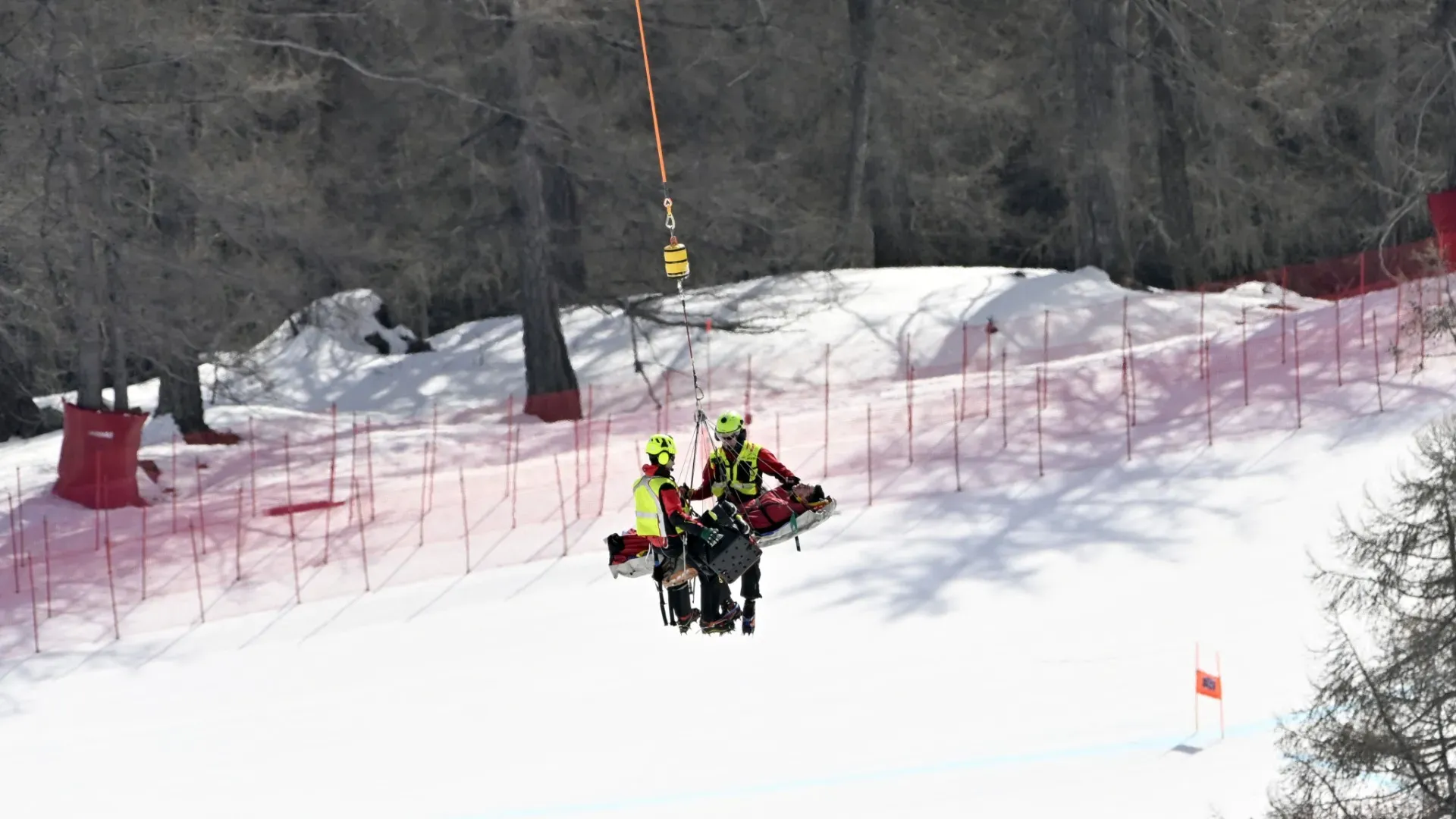 Lo staff medico ha subito avvertito l'elisoccorso che si è precipitato in pista