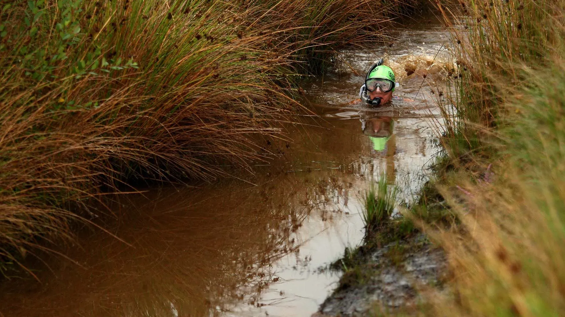 Non si può dire non sia uno sport molto particolare il bog snorkelling