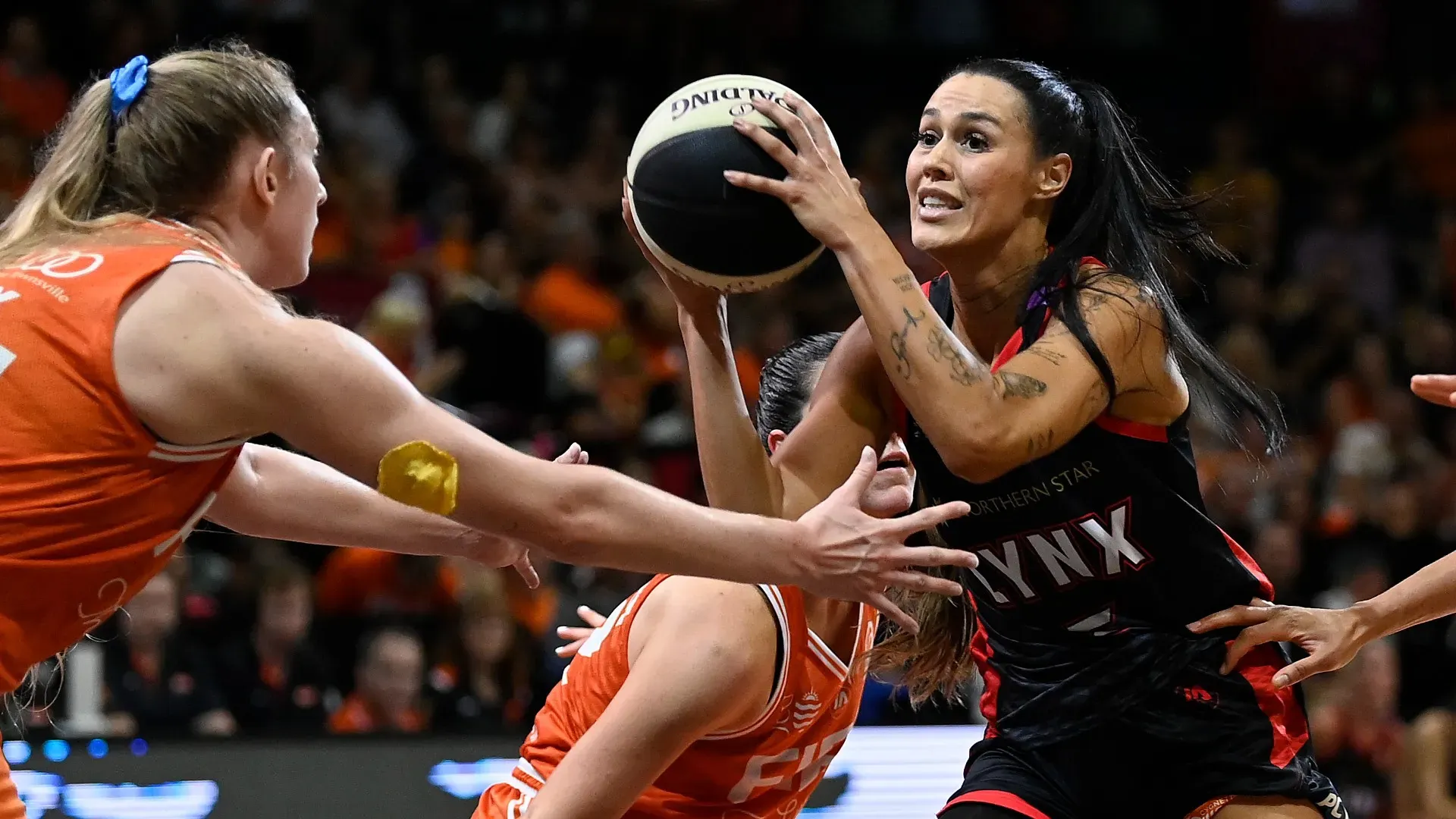 Ha una relazione con Amy Atwell, sua compagna di squadra nei Perth Lynx