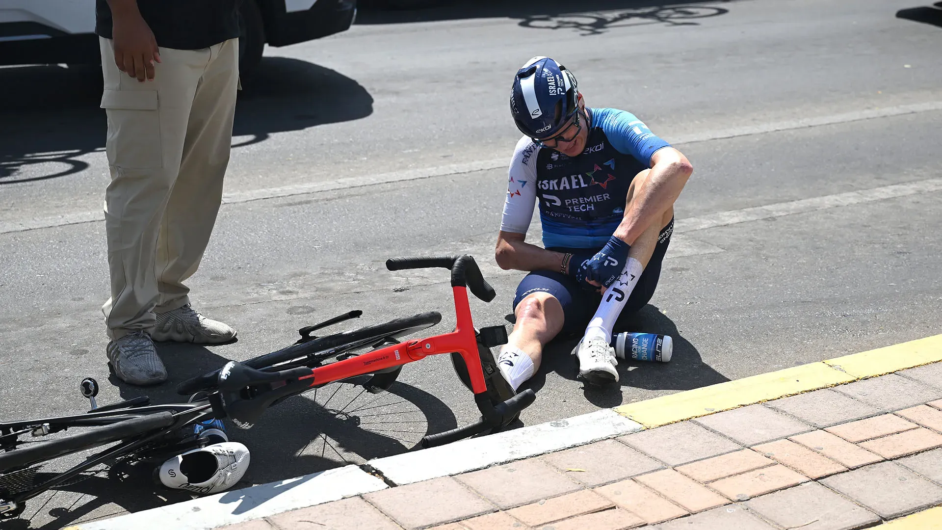 Il quattro volte campione del Tour de France ha riportato la frattura della clavicola durante l'ultima tappa dell'UAE Tour