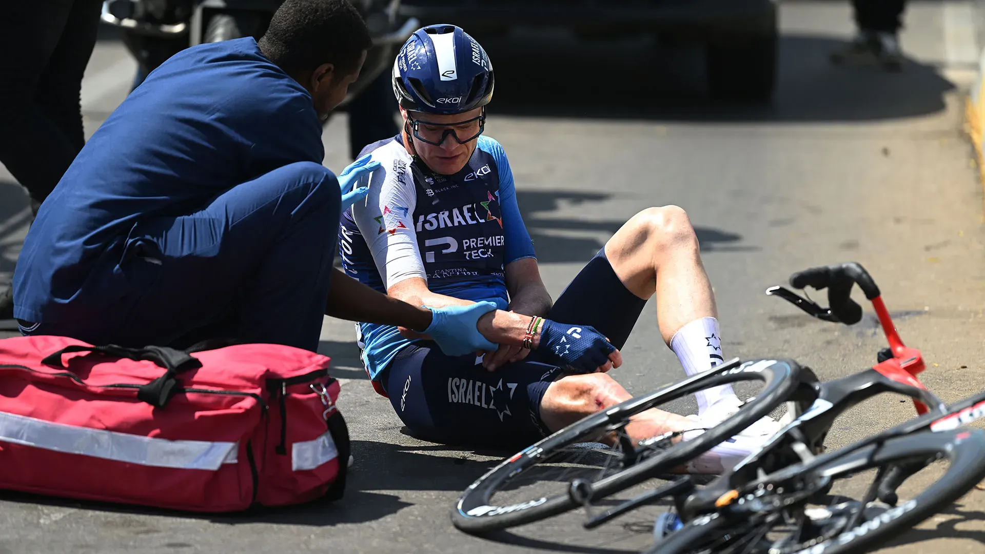 Il ciclista 39enne del team Israel-Premier Tech è caduto nei km iniziali della corsa