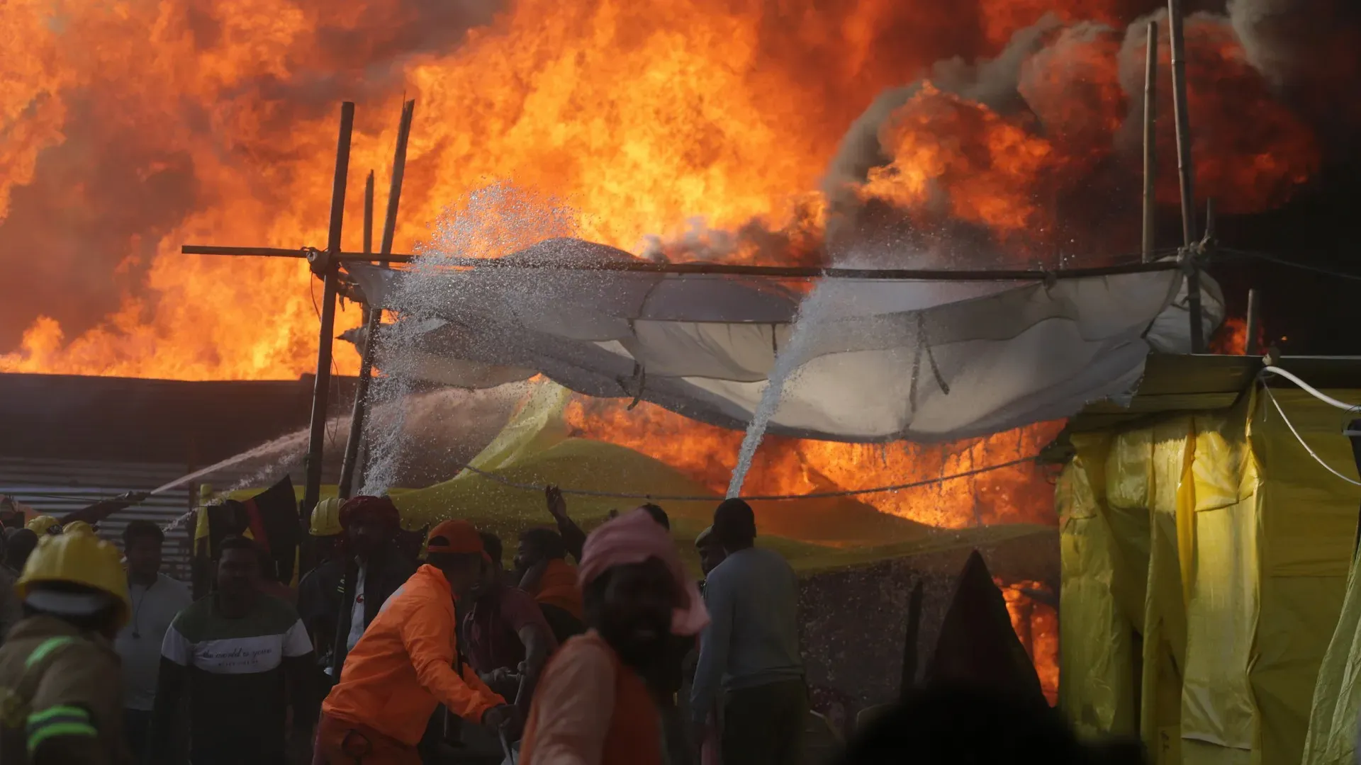 Enorme incendio a pochi chilometri dallo stadio