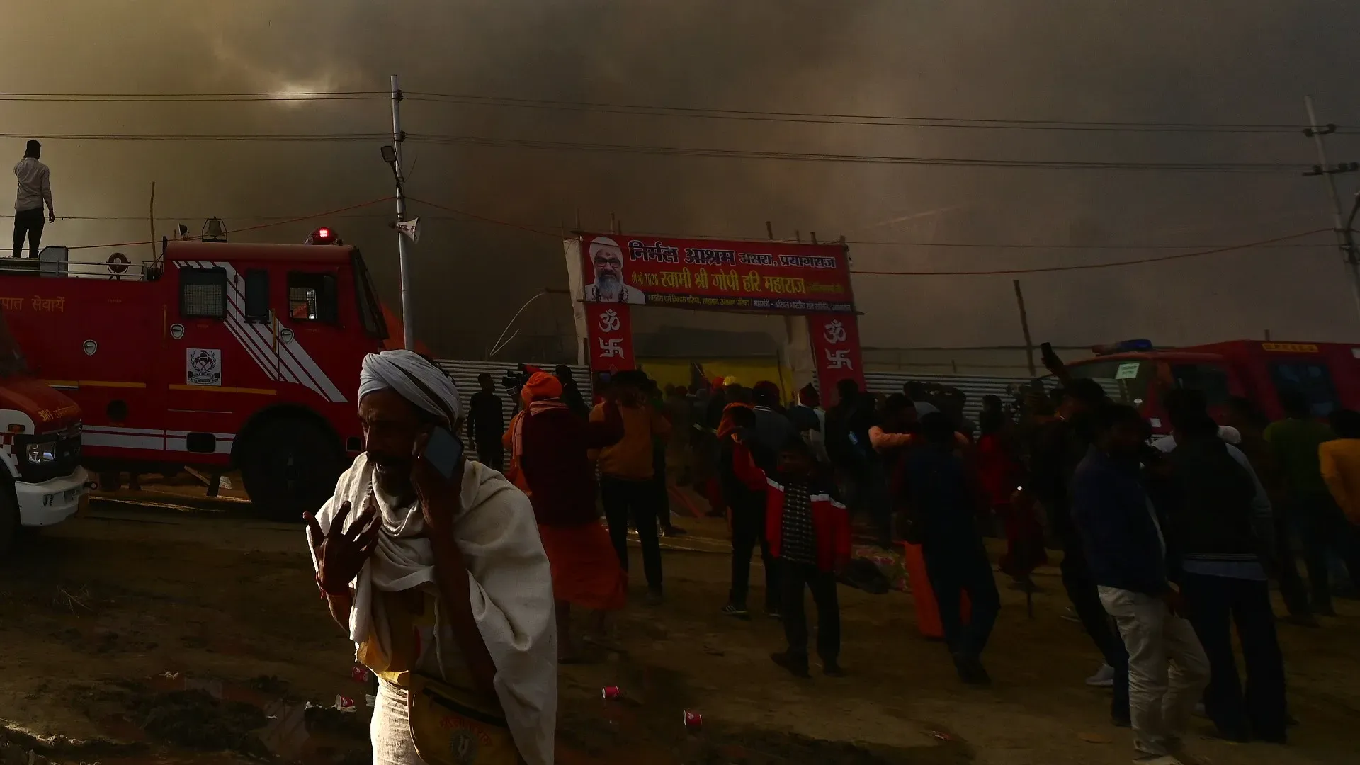 Grande spavento Prayagraj, in India, dove è divampato un enorme incendio