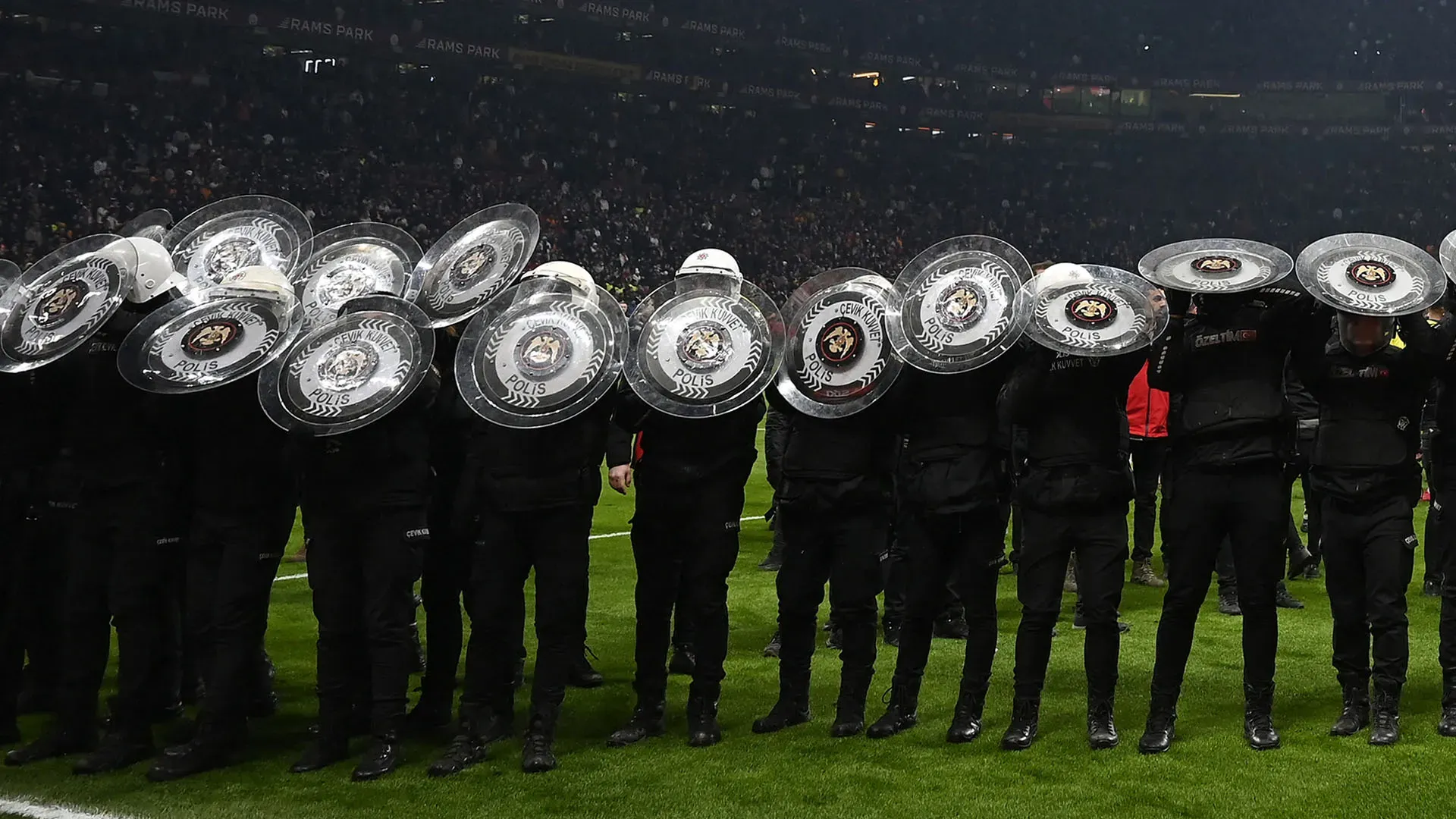 Da un settore occupato dai tifosi del Fenerbahce è partito un fumogeno che ha raggiunto i tifosi del Galatasaray