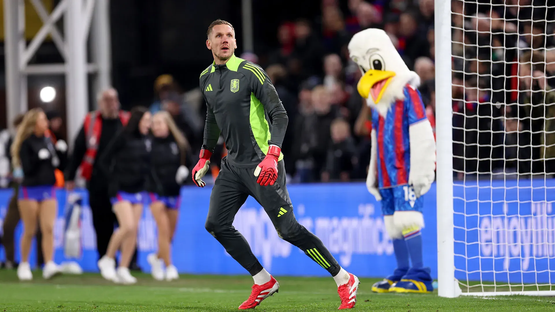 Il portiere dell'Aston Villa Robin Olsen ha scatenato la furia dei tifosi all'intervallo del match allo stadio del Crystal Palace