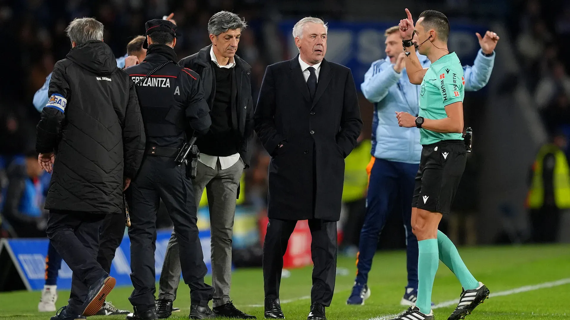 L'arbitro ha spiegato la situazione ai due allenatori e ha temporaneamente sospeso la partita