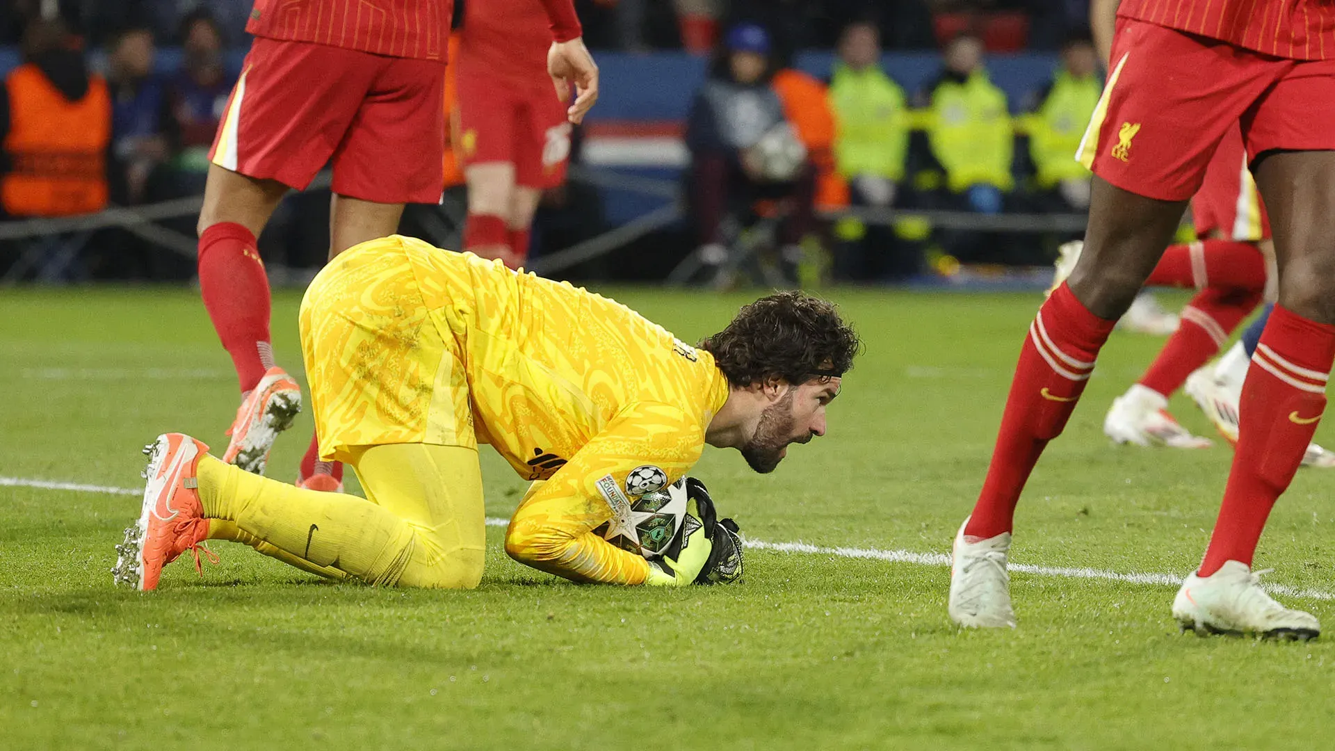 Secondo l'ex difensore Jamie Carragher la vittoria del Liverpool è stata "un furto", ma le parate di Alisson verranno "ricordate per anni"