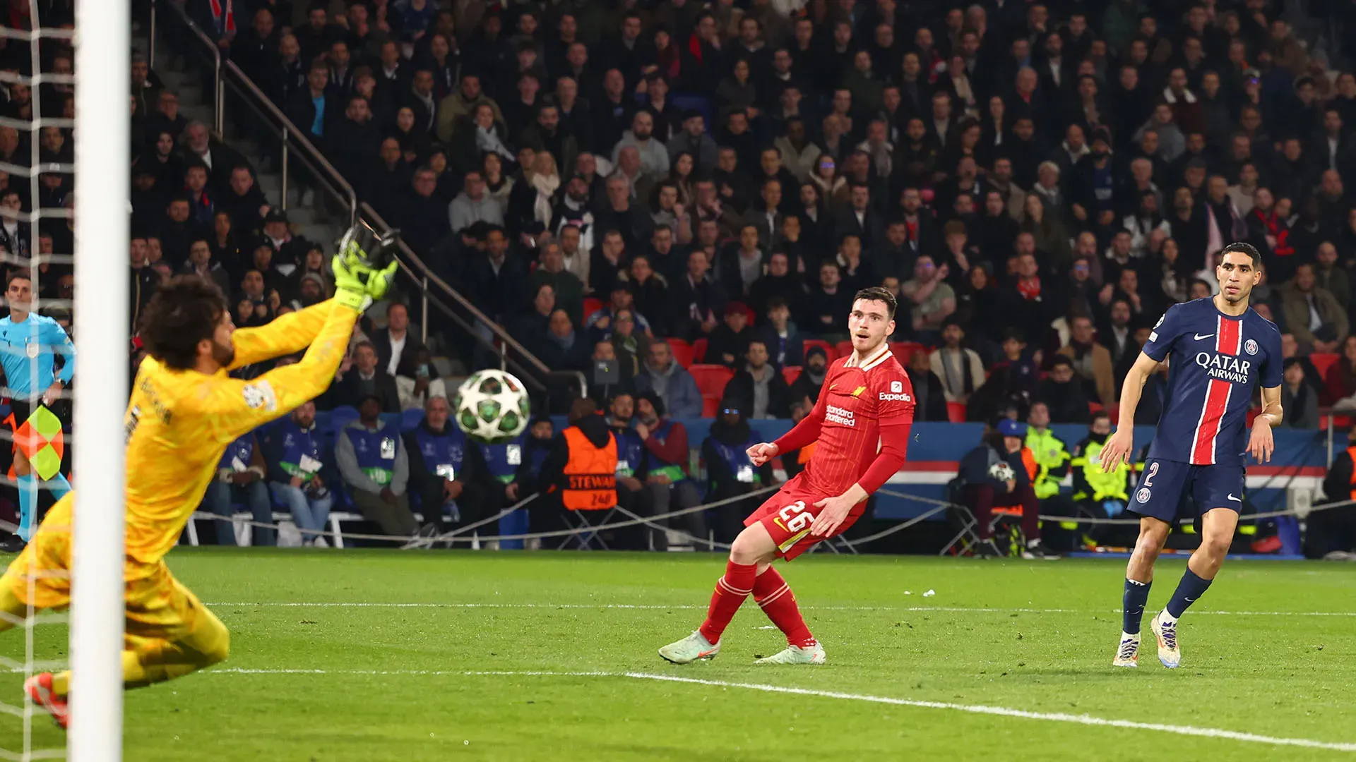 Il portiere brasiliano ha effettuato 10 parate, almeno cinque di altissimo livello, nel match contro il PSG