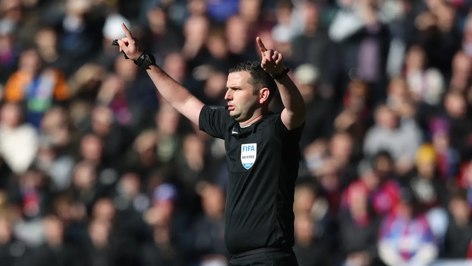 Sorprendentemente Michael Oliver non ha espulso immediatamente Roberts