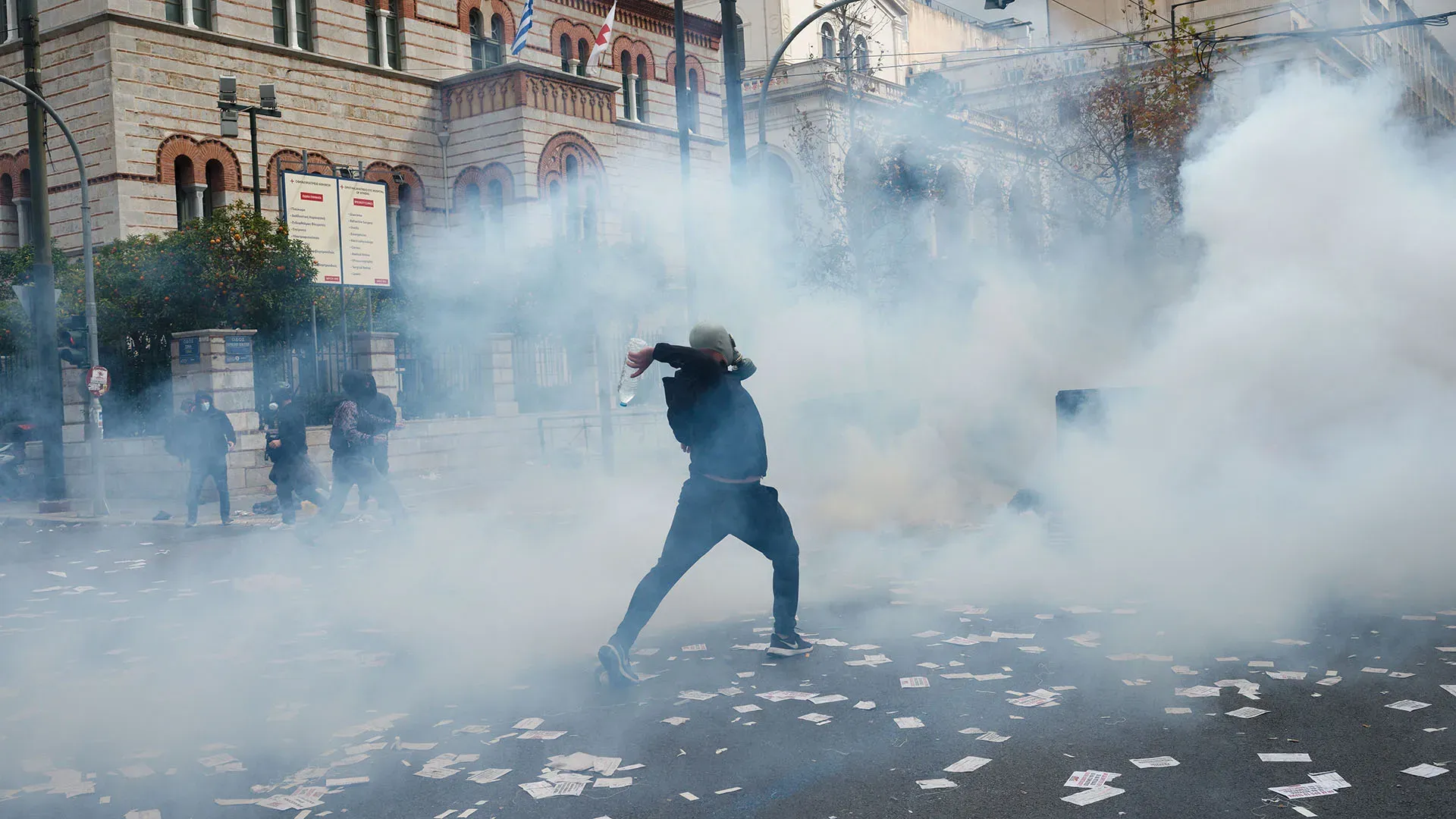 Manifestanti contro polizia a Piazza Syntagma, Atene