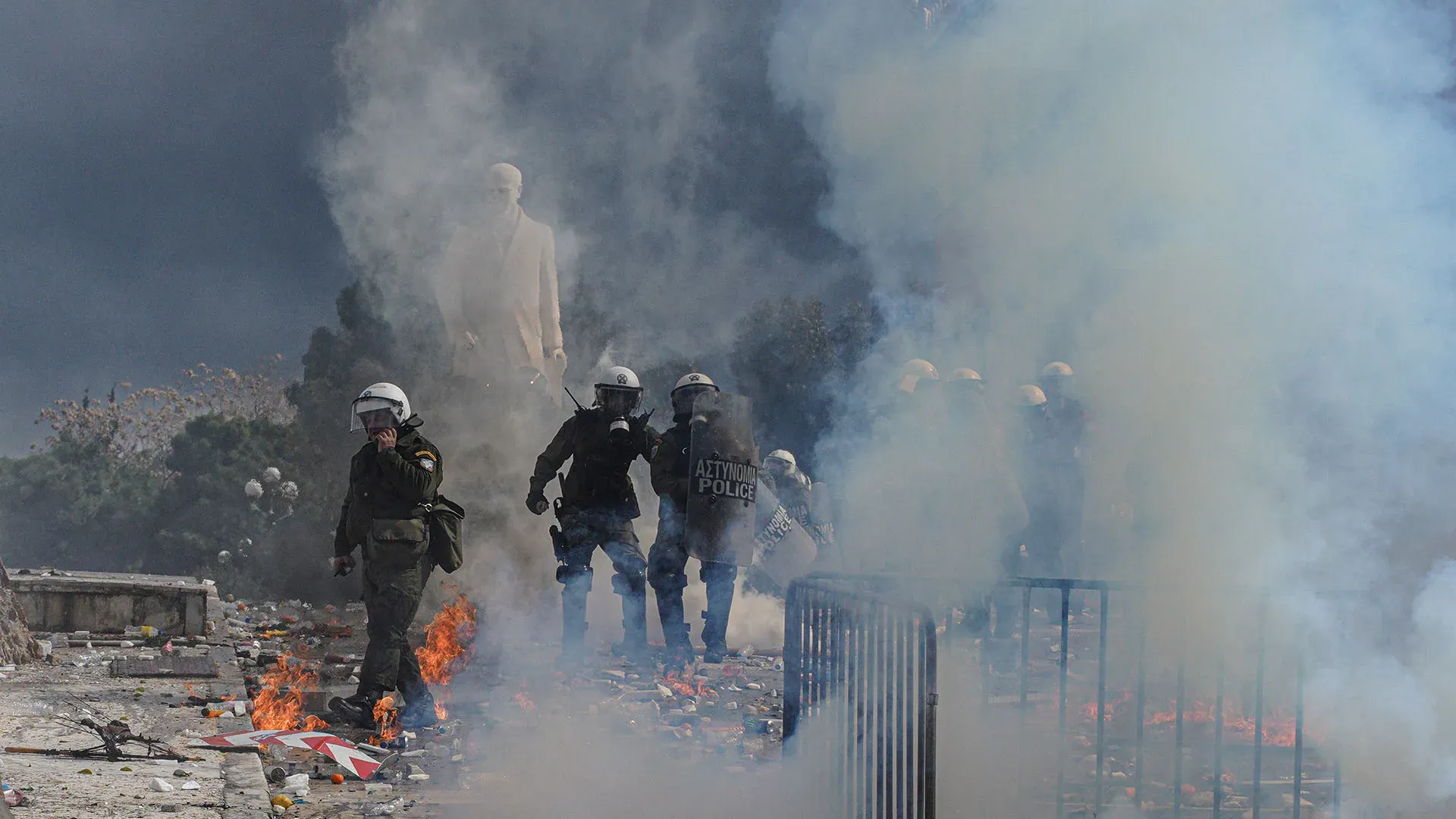 Negli scontri sono stati feriti sia manifestanti che poliziotti