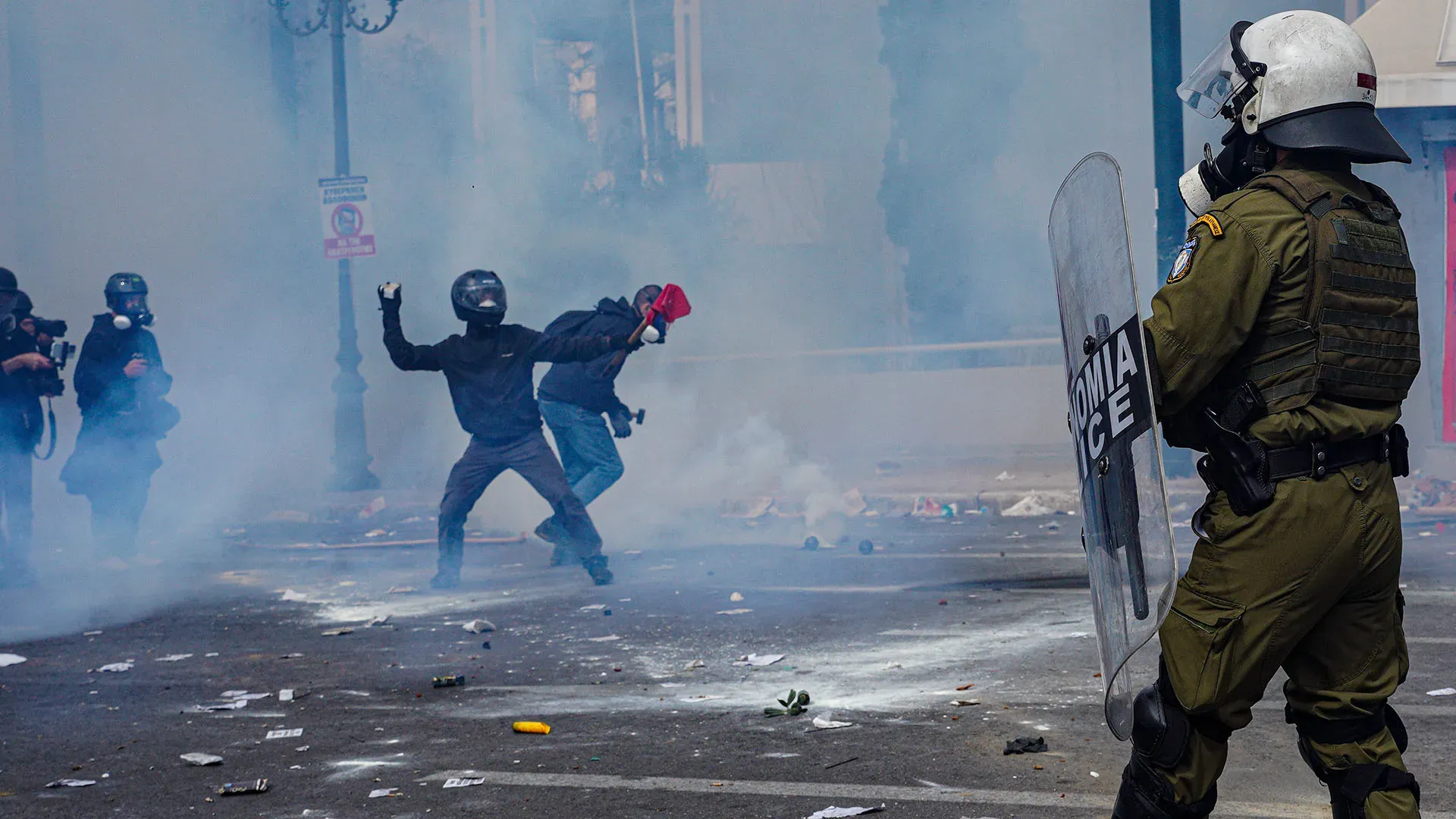 Sono state circa 200.000 le persone che si sono riunite nel centro di Atene per protestare