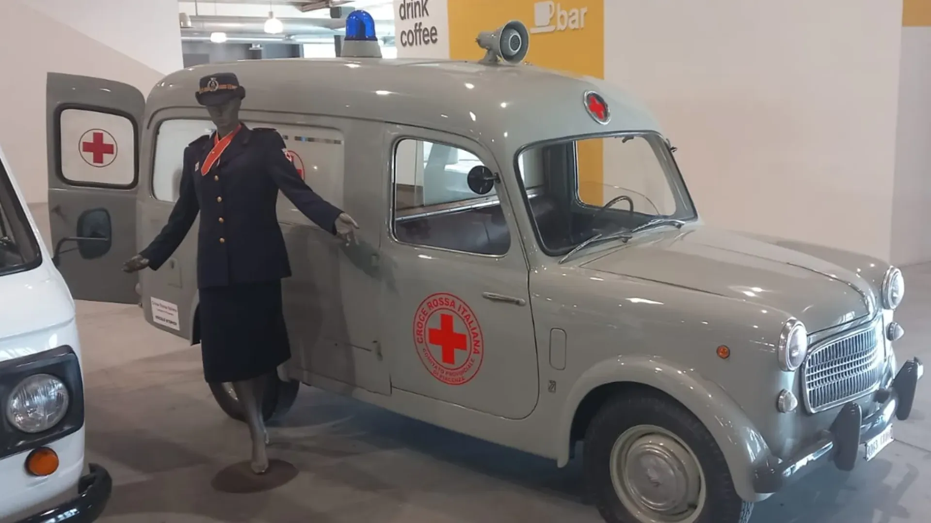 Non mancano le ambulanze d'epoca