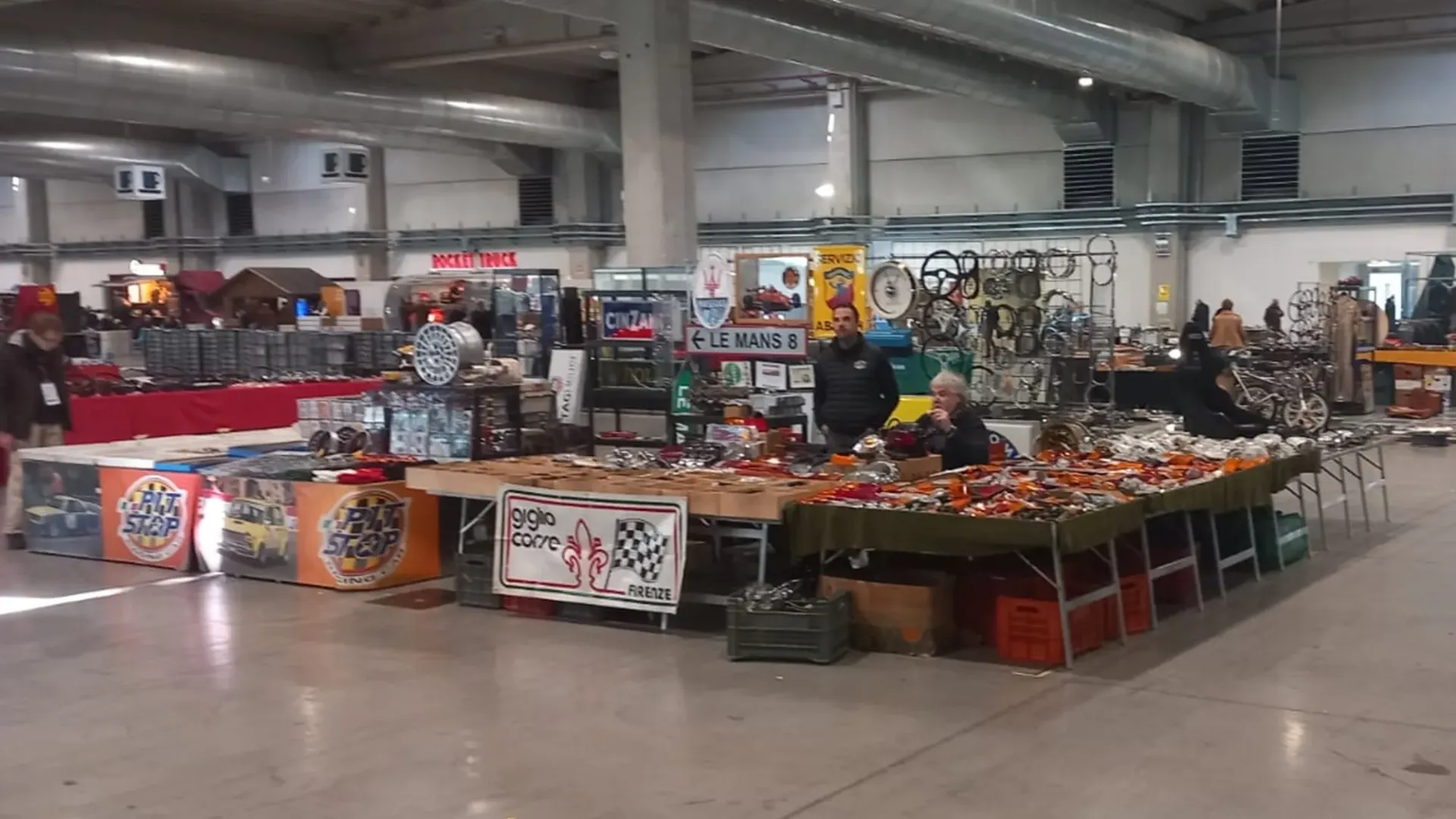 Ci sono aree dedicate a modellismo, ricambi e automobilia