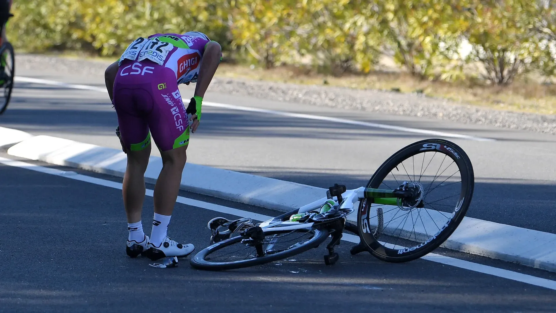 Ciclista aggredito durante l'allenamento: "Pugni e sassi in faccia"