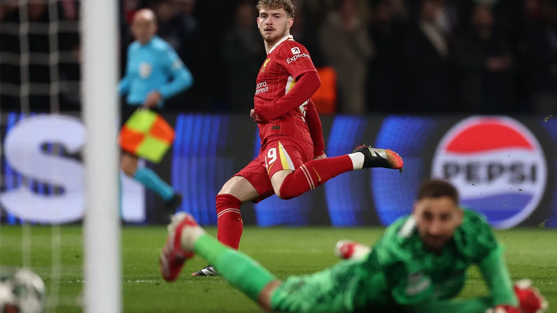 I Reds sono passati in vantaggio grazie a Elliott, autore dell'unico tiro in porta della partita per gli inglesi