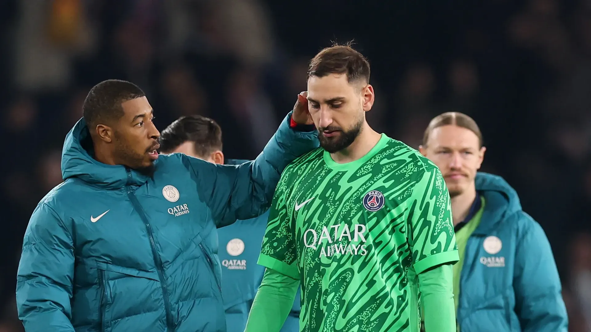 Donnarumma arriva sul pallone, ma la sua mano si piega e la sfera non cambia la traiettoria, entrando in porta