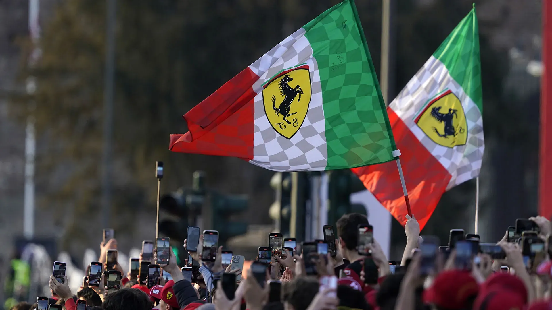 Migliaia di tifosi della Ferrari hanno acclamato la coppia di piloti