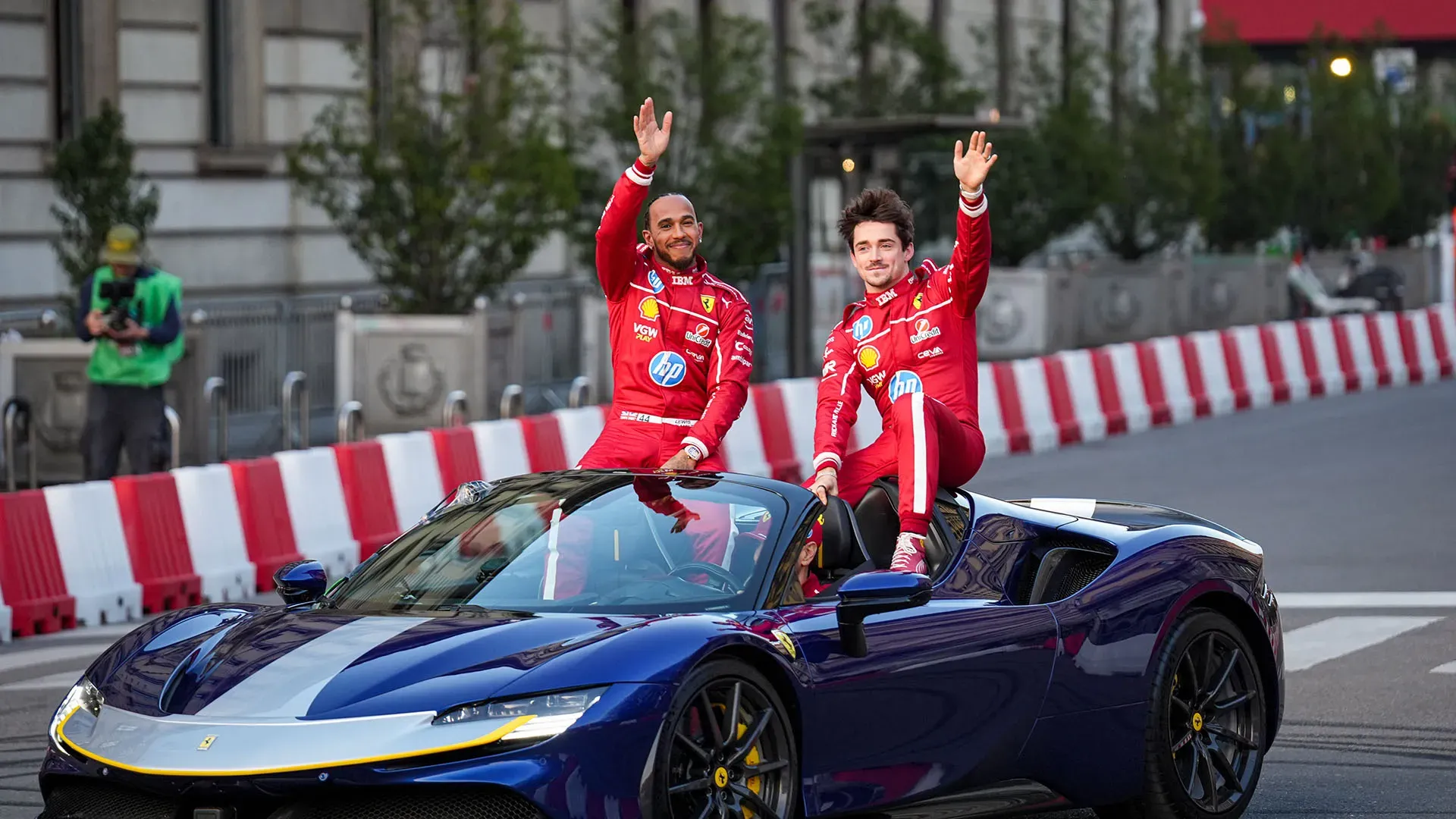 Ferrari: Hamilton e Leclerc danno spettacolo a Milano e sfidano Verstappen