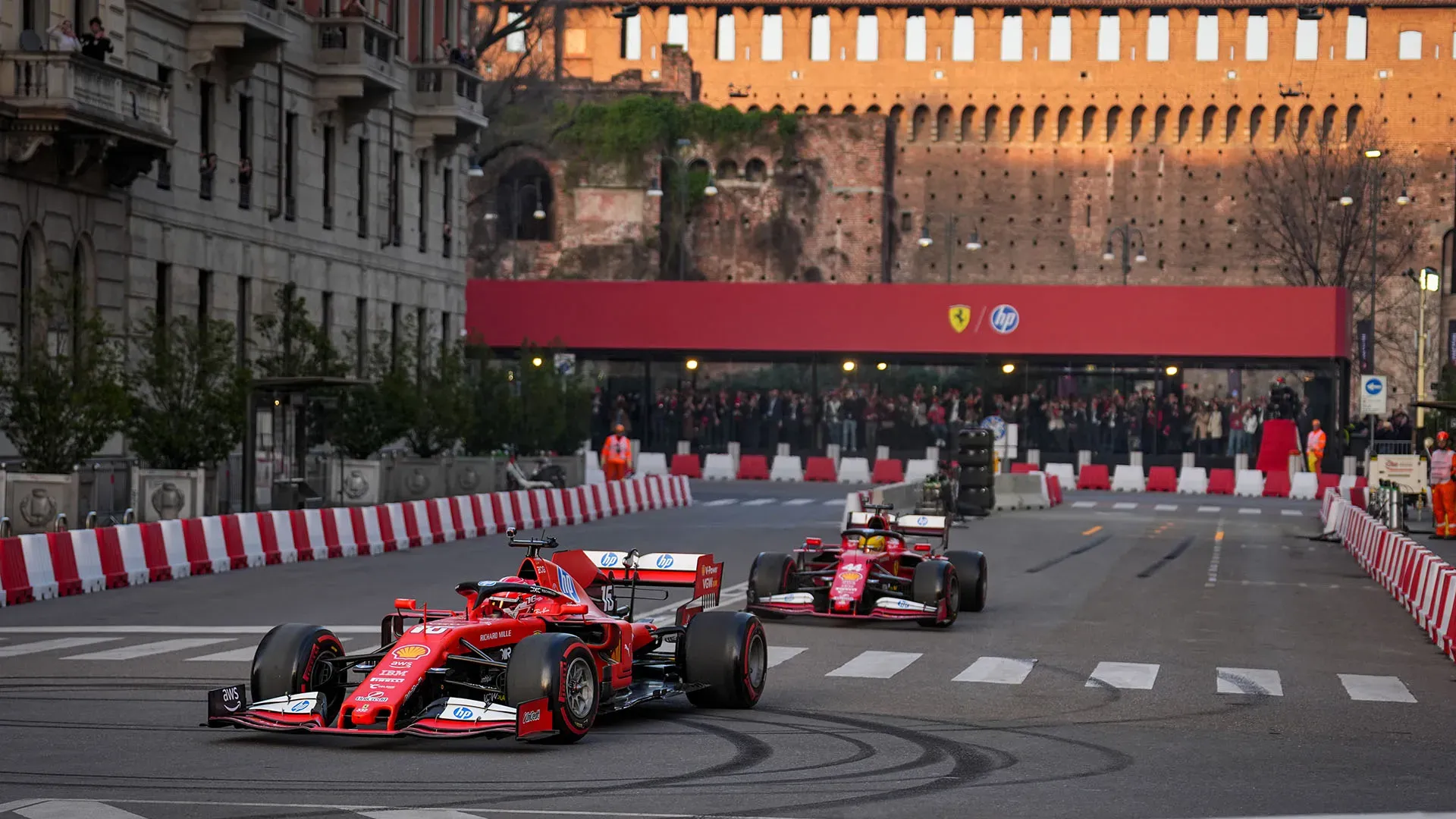 Le vetture della Ferrari sono sfrecciate nelle vie della città di Milano