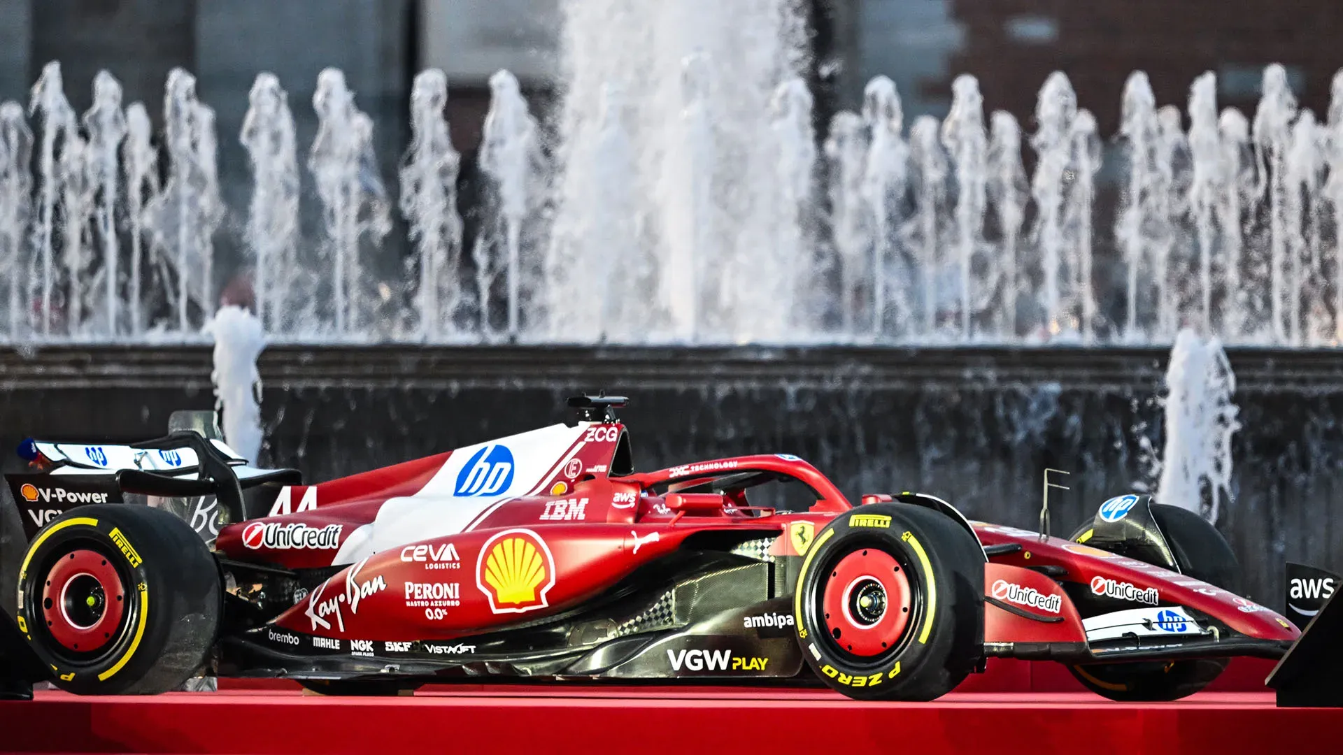 I due piloti del team di Maranello hanno guidato le monoposto in un circuito speciale, all'ombra del castello Sforzesco