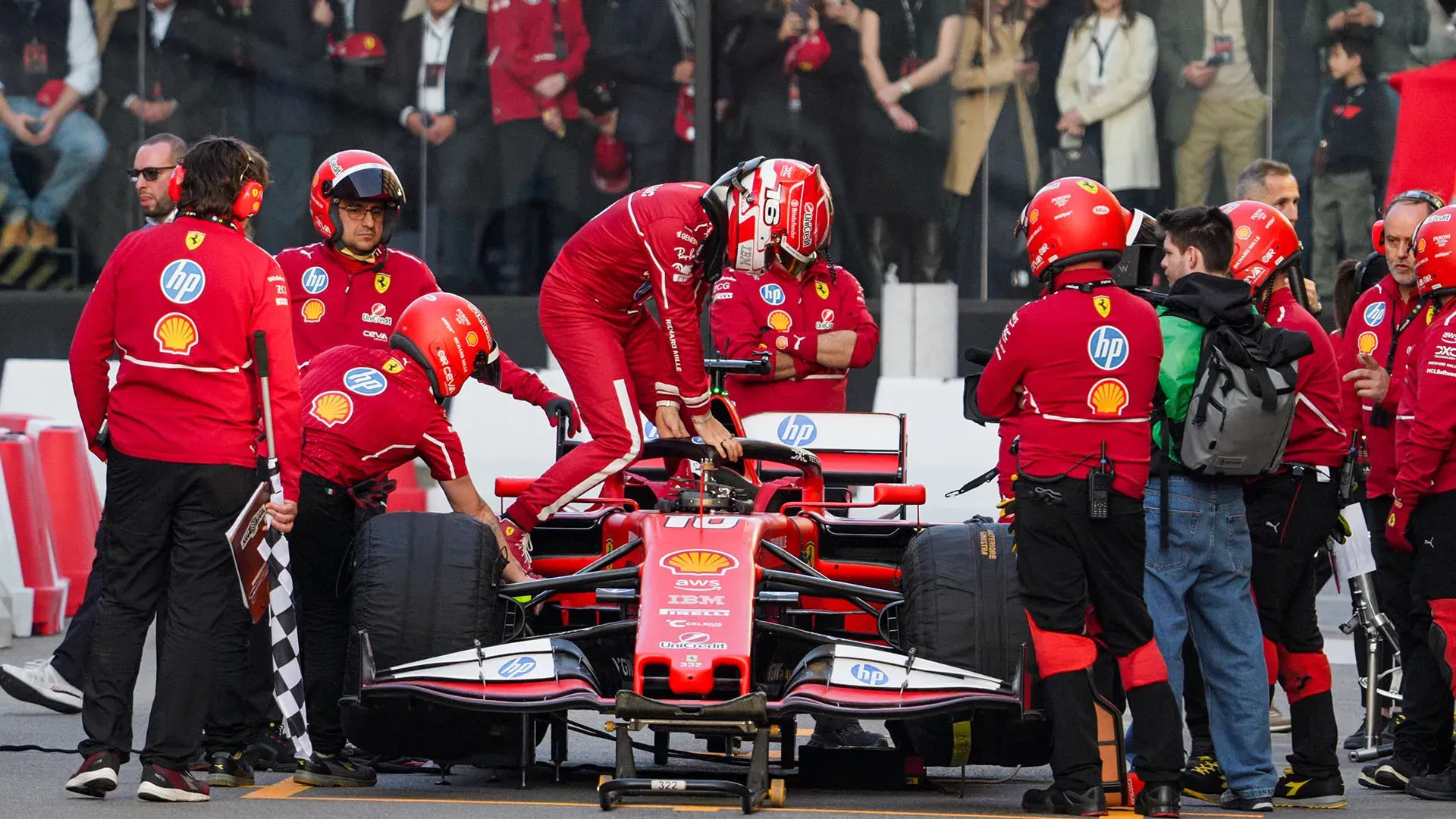 "Questo è il mio sogno e spero di far tornare la Ferrari campione del mondo", ha risposto Leclerc