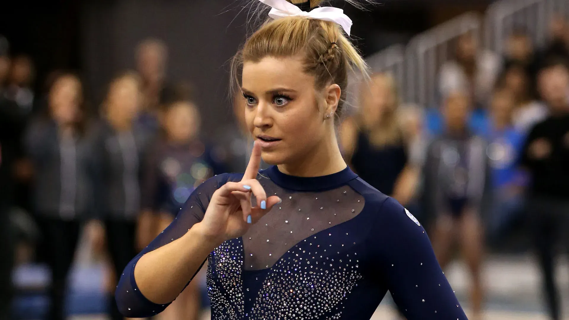 Tramite accordi di sponsorizzazione, Gracie Kramer riesce a svolgere un'attività redditizia
