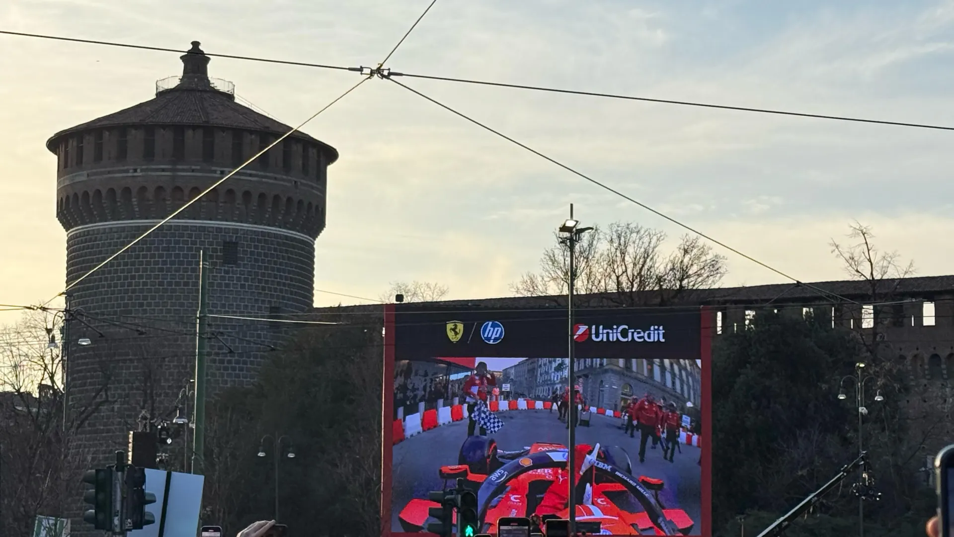 Hanno sfilato tra le vie dietro al Castello Sforzesco.