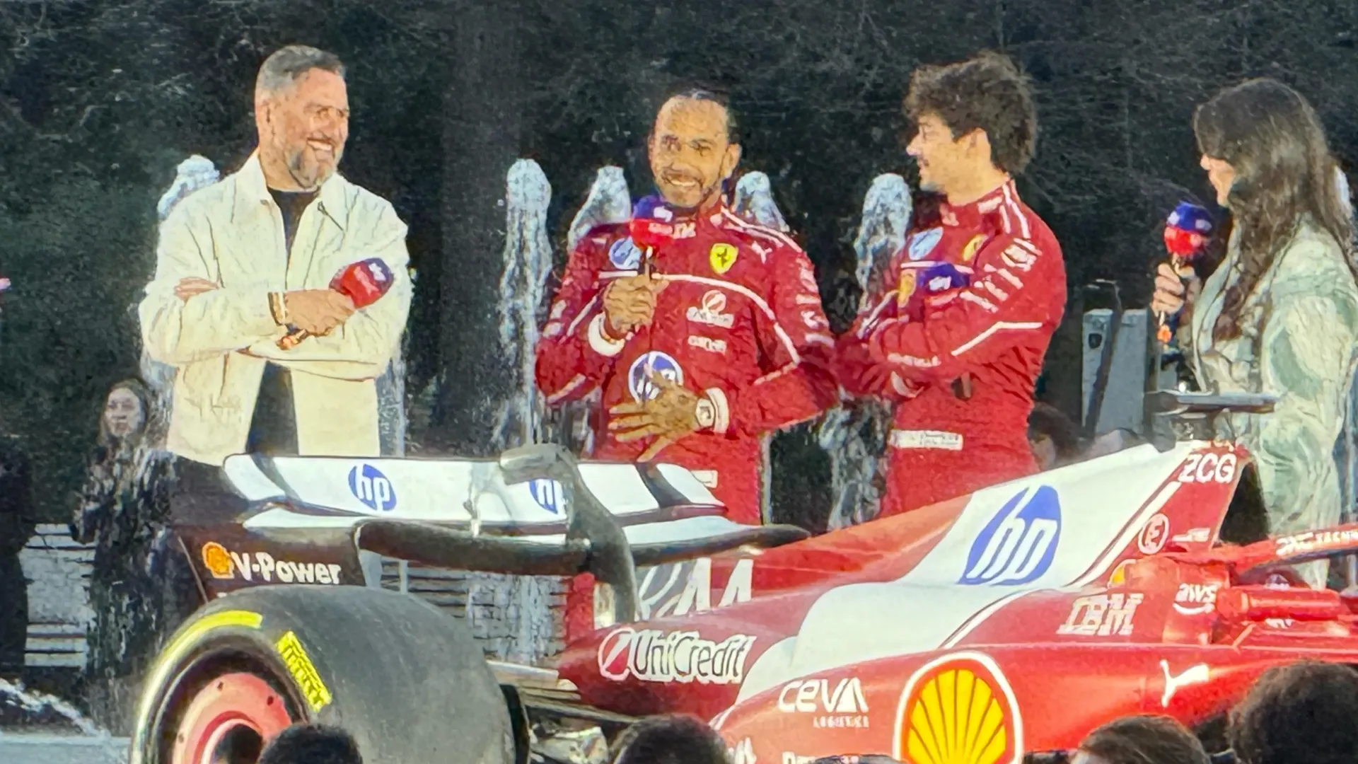 Bagno di folla per Charles Leclerc e Lewis Hamilton.