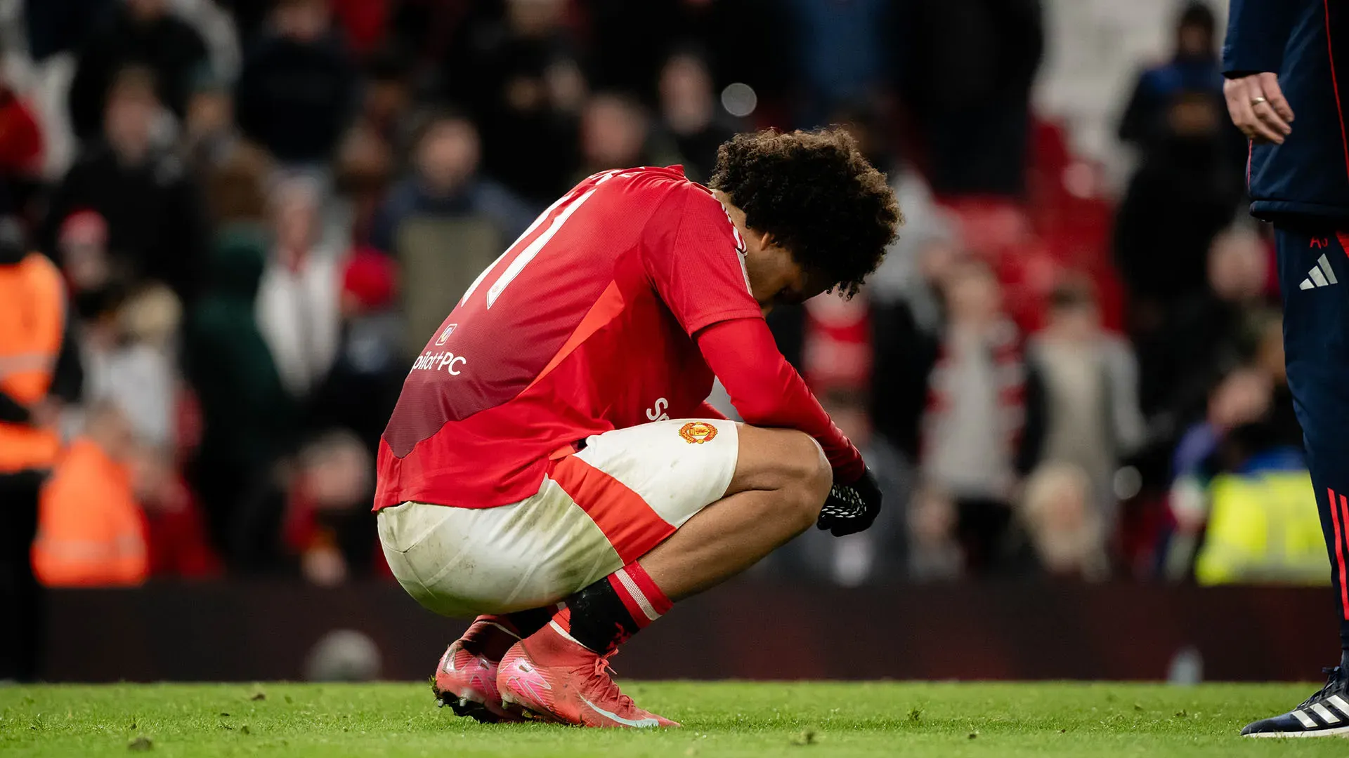 Zirkzee in lacrime dopo l'errore che condanna il Manchester United