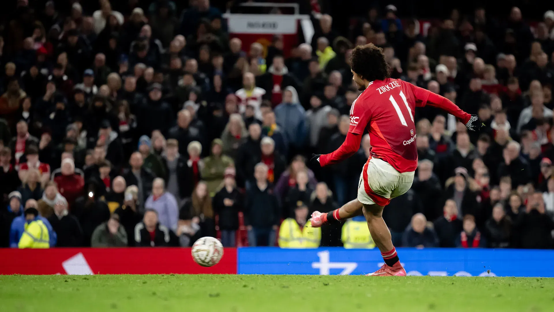 L'attaccante olandese ha sbagliato il rigore decisivo nella partita tra i Red Devils e il Fulham al quinto turno di FA Cup