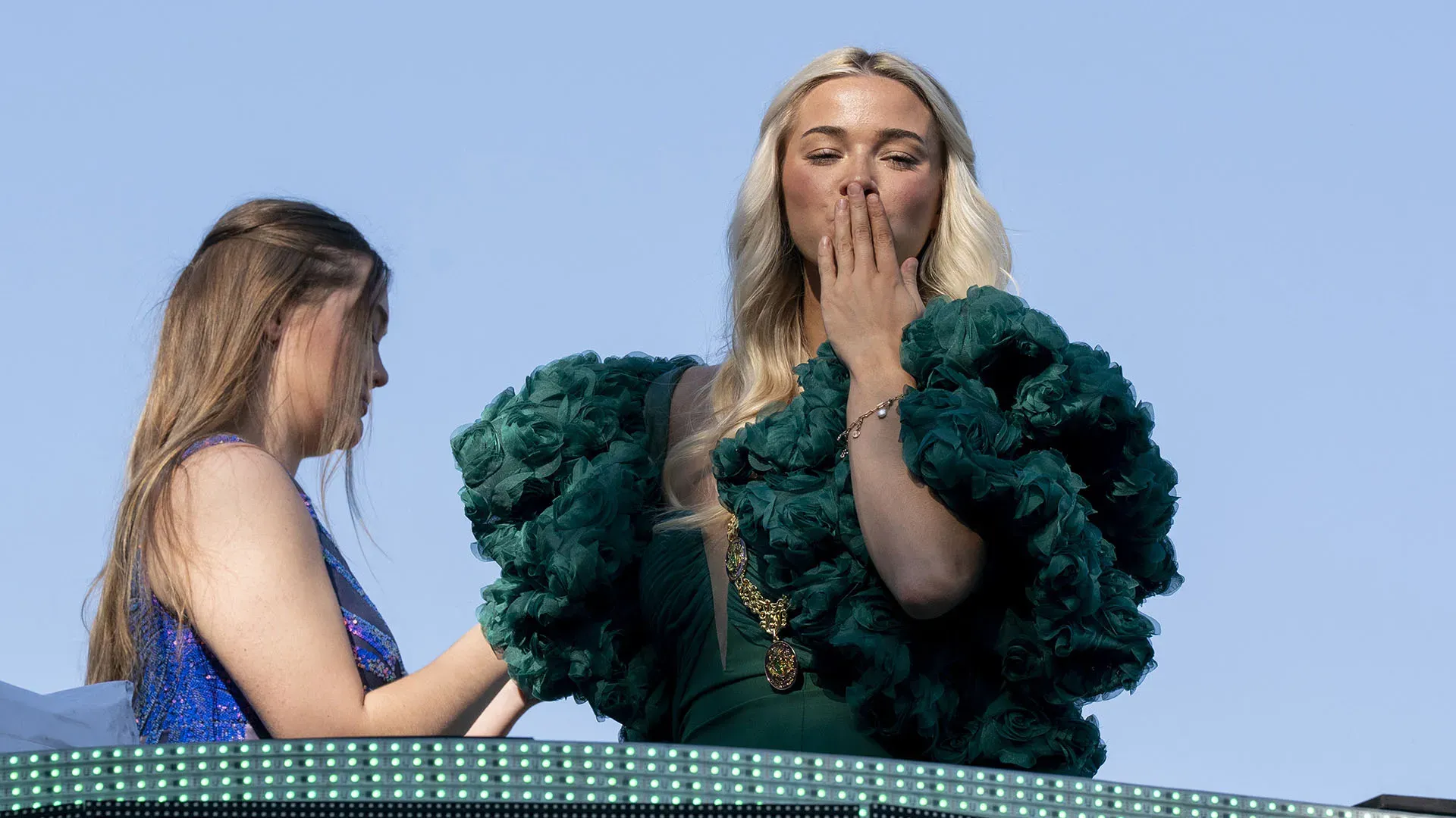 Livvy Dunne tutta in verde alla sfilata di Carnevale