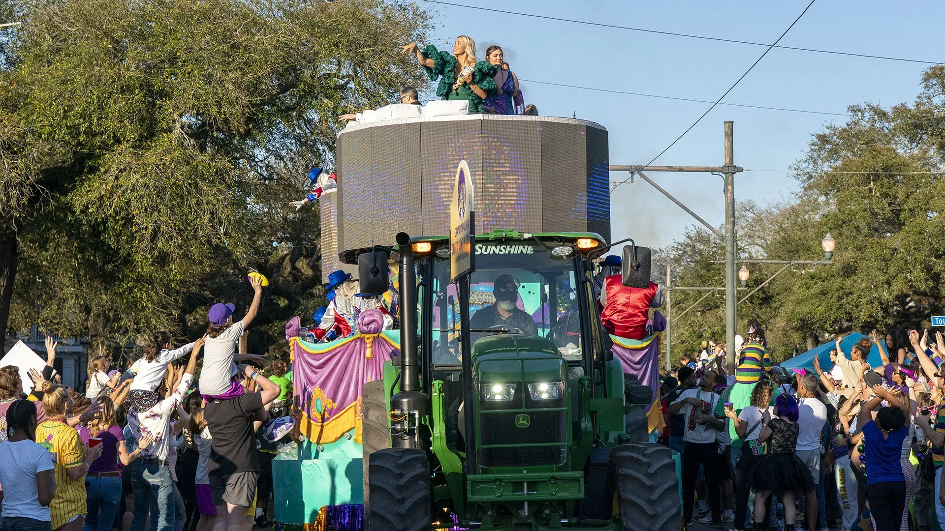 Olivia Dunne ha sfilato su un carro nella tradizionale cerimonia che si tiene il sabato prima del martedì grasso a New Orleans