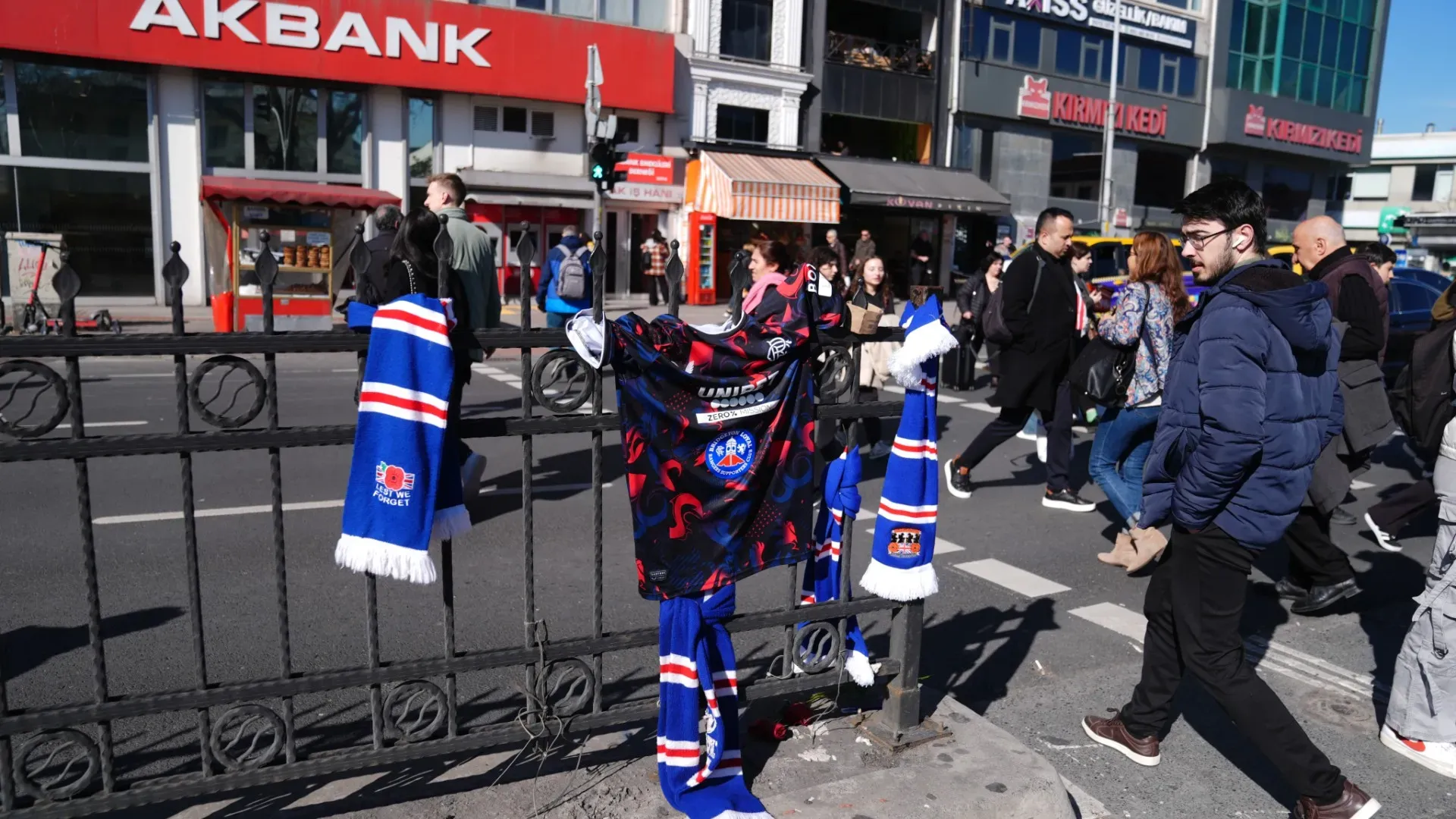 Alcuni tifosi dei Rangers hanno appeso delle maglie sul luogo dell'incidente