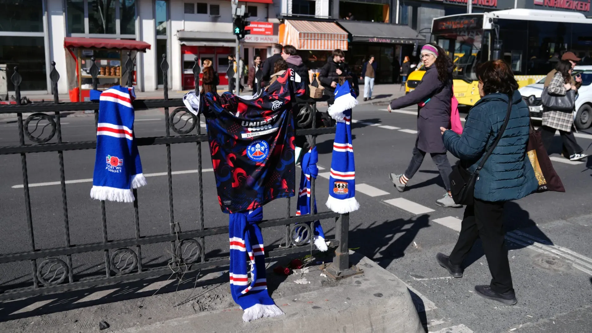 "Vorremmo esprimere le nostre condoglianze alla famiglia del tifoso deceduto e al club dei Rangers"