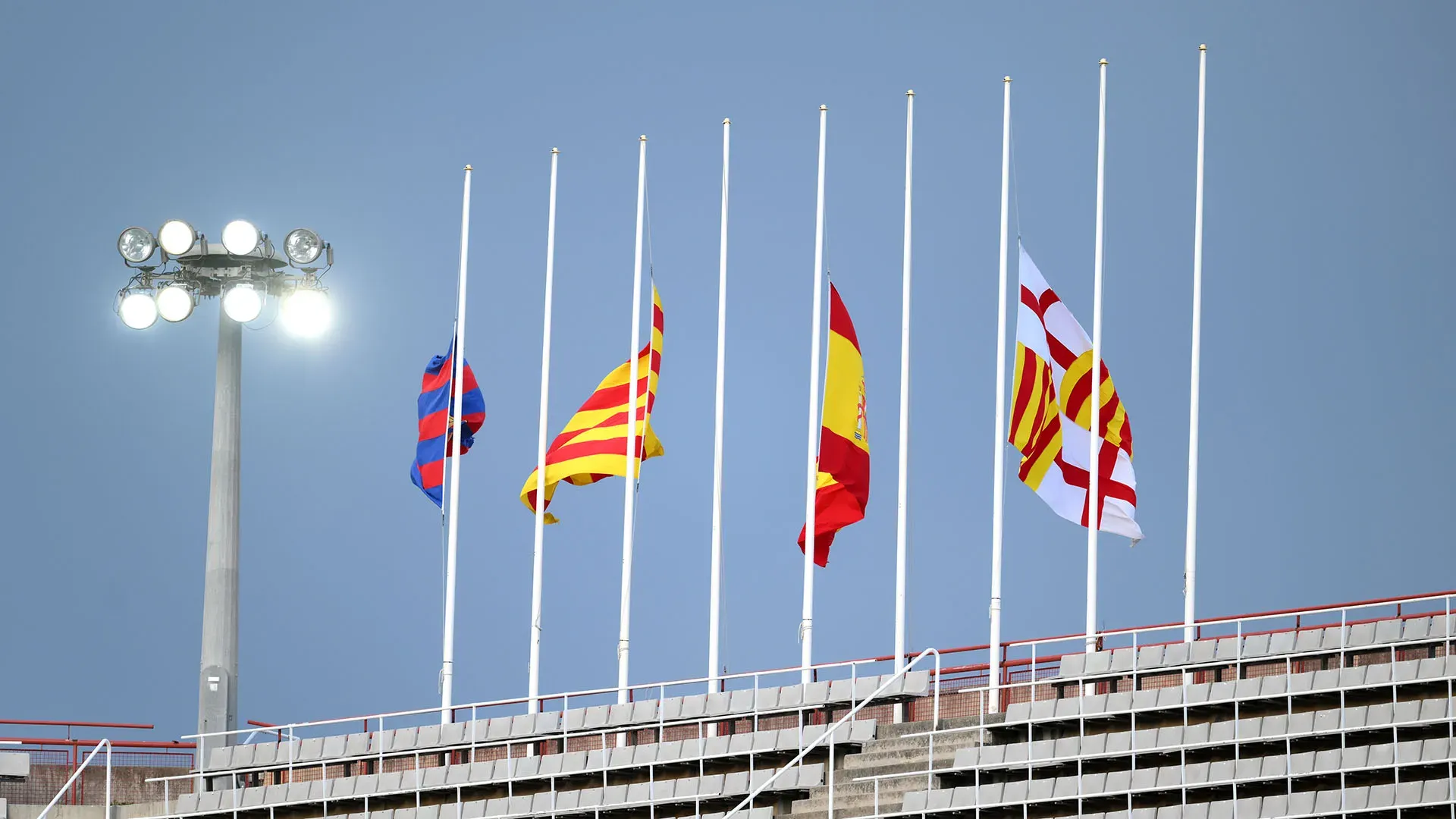 Bandiere a mezz'asta in tutto lo stadio