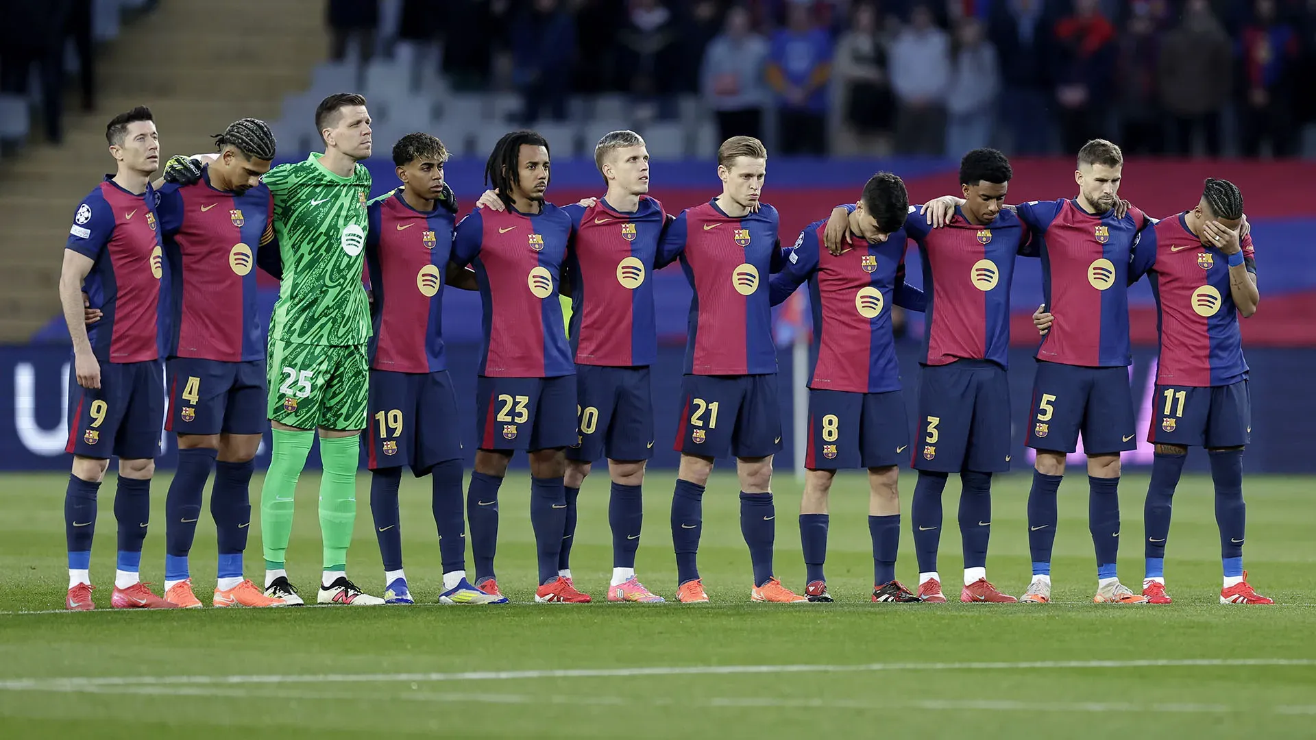 Prima della partita le squadre hanno osservato un minuto di silenzio