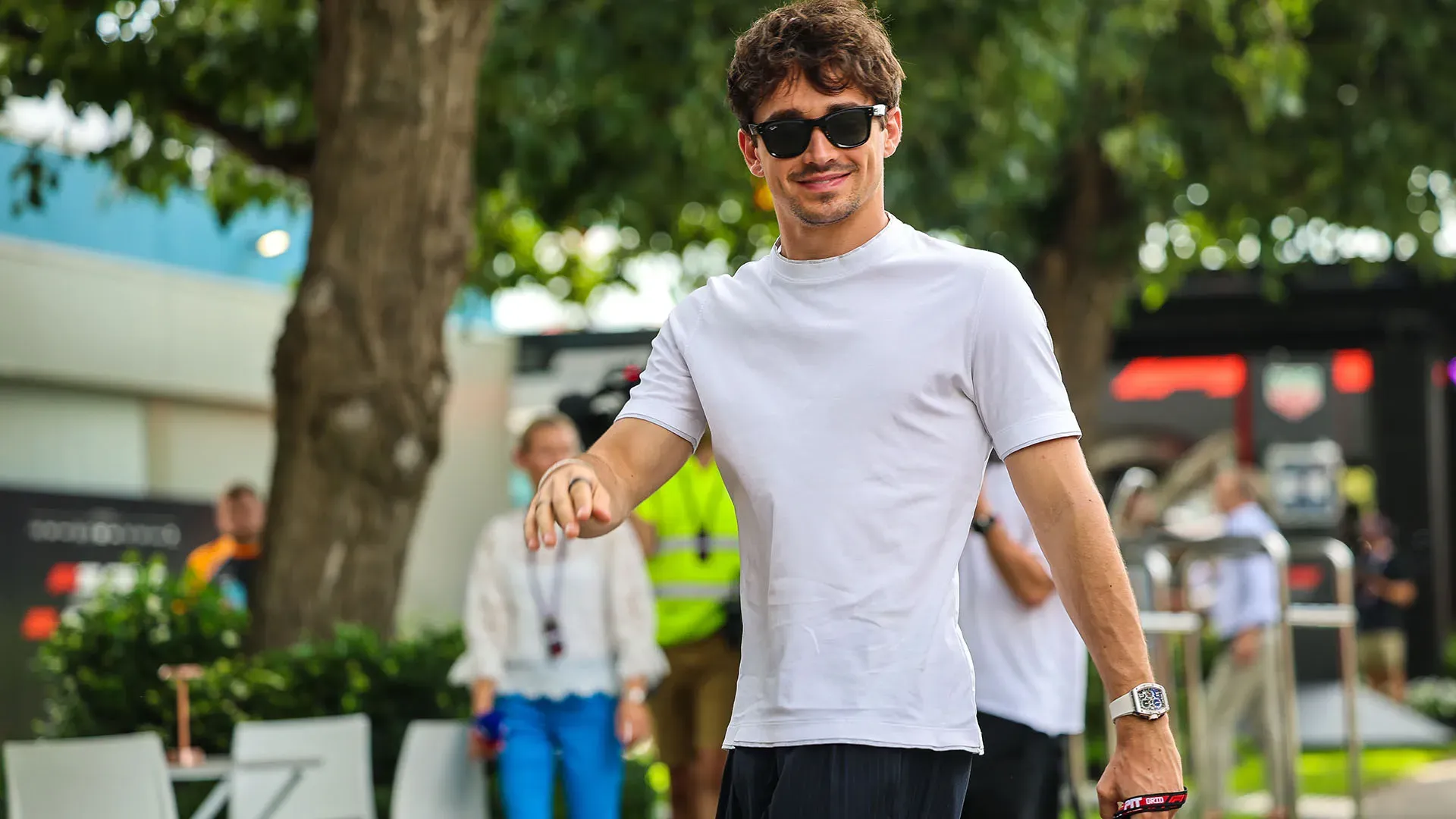 Charles Leclerc non vede l'ora di cominciare: primo giro in bici a Melbourne