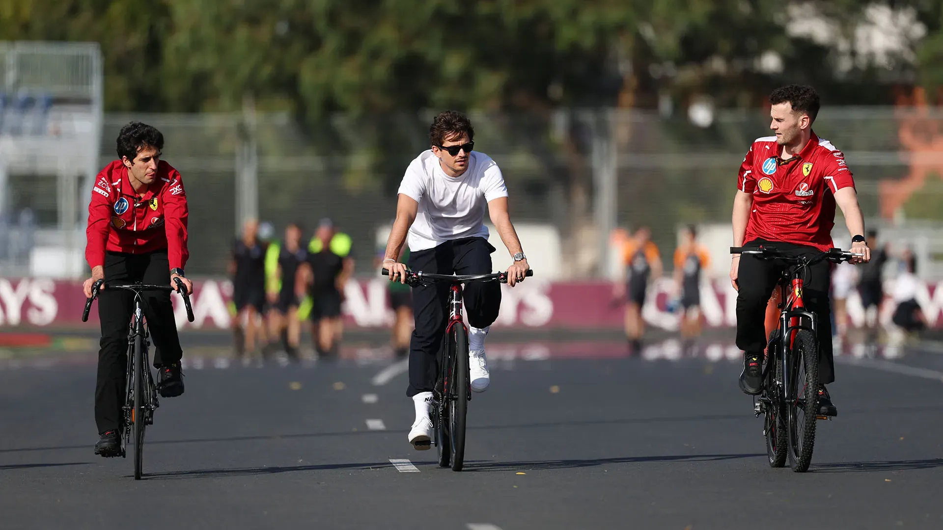 Leclerc si è presentato al circuito vestito in modo casual, con gli occhiali da sole