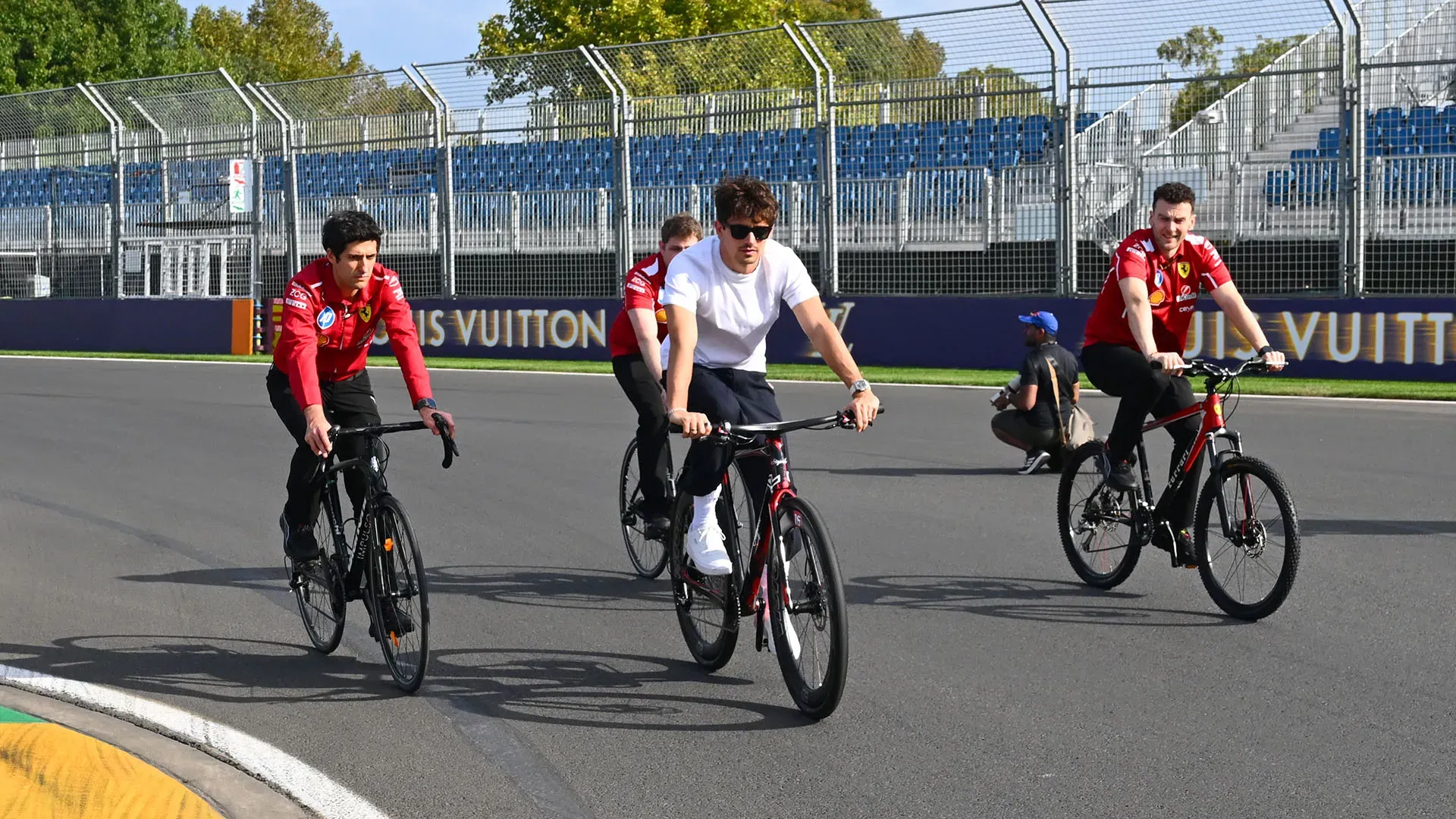 Il pilota della Ferrari ha percorso un giro di pista in bicicletta, accompagnato dal suo team