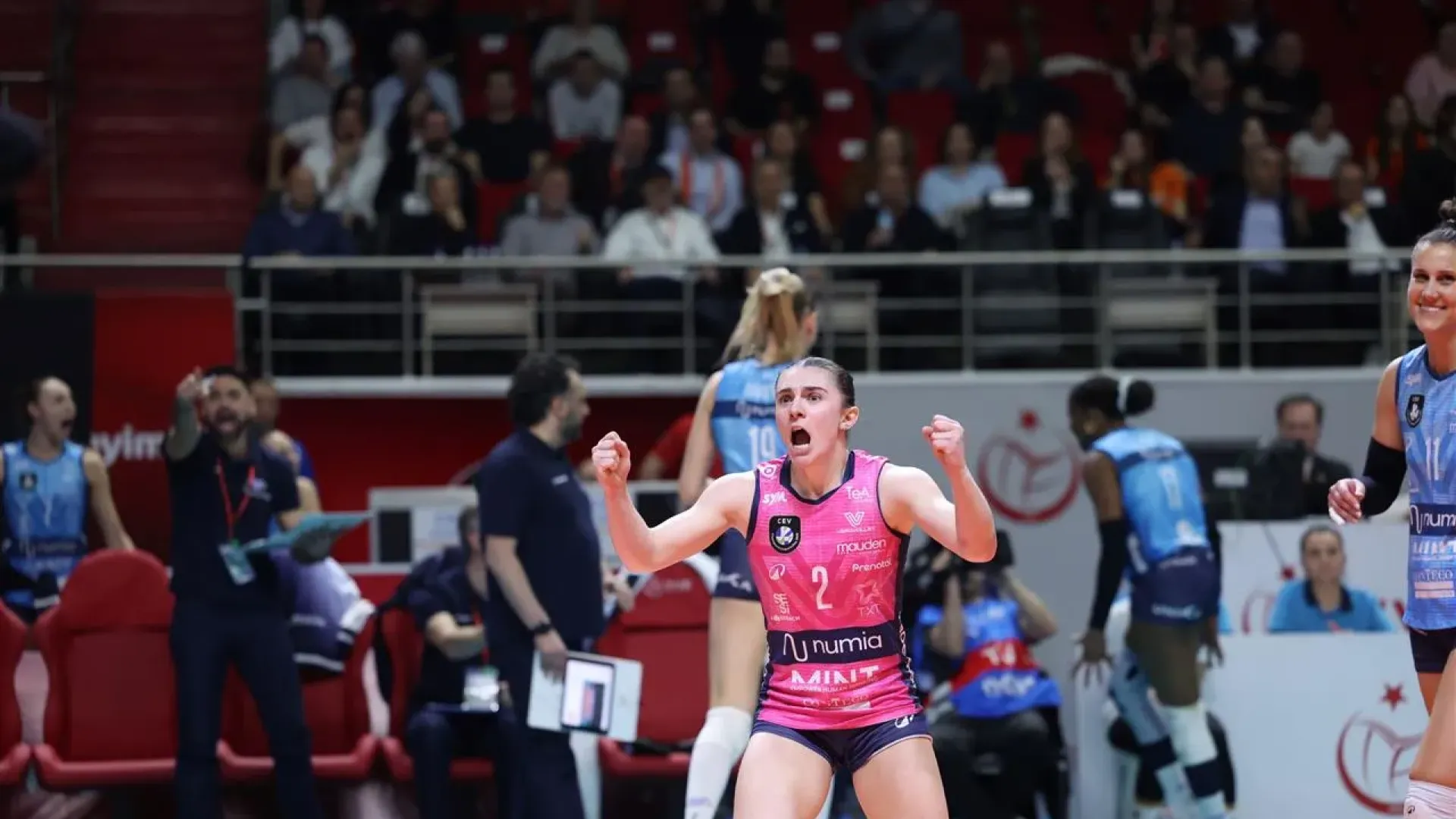 Contro l’Eczacibasi, Milano è scesa in campo fin da subito con grinta e determinazione, elementi che hanno permesso di aggiudicarsi i primi due parziali – entrambi terminati ai vantaggi – e chiudere la pratica qualificazione in un’ora di gioco.