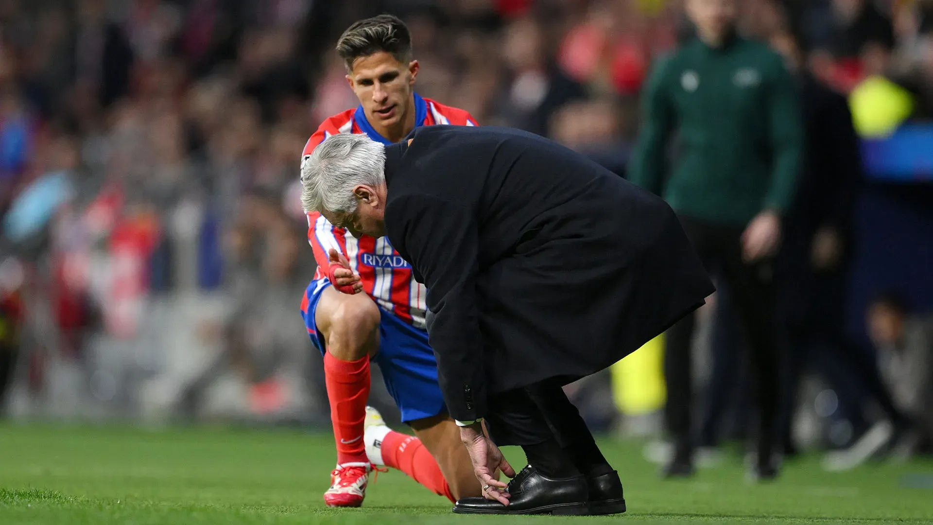 Disavventura per il tecnico del Real Madrid durante la partita di Champions League contro l'Atletico