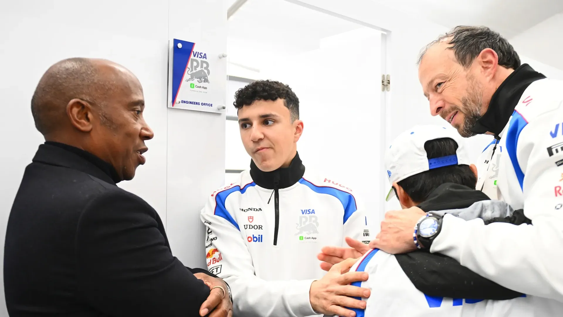 Hadjar è stato invece consolato dal padre di Lewis Hamilton al rientro ai box