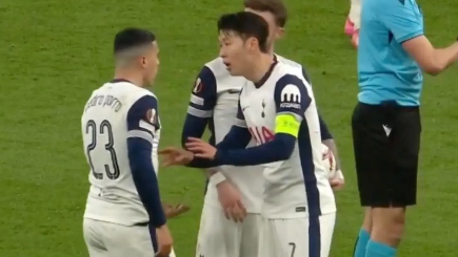 Compagni litigano in campo, interviene Heung-min Son