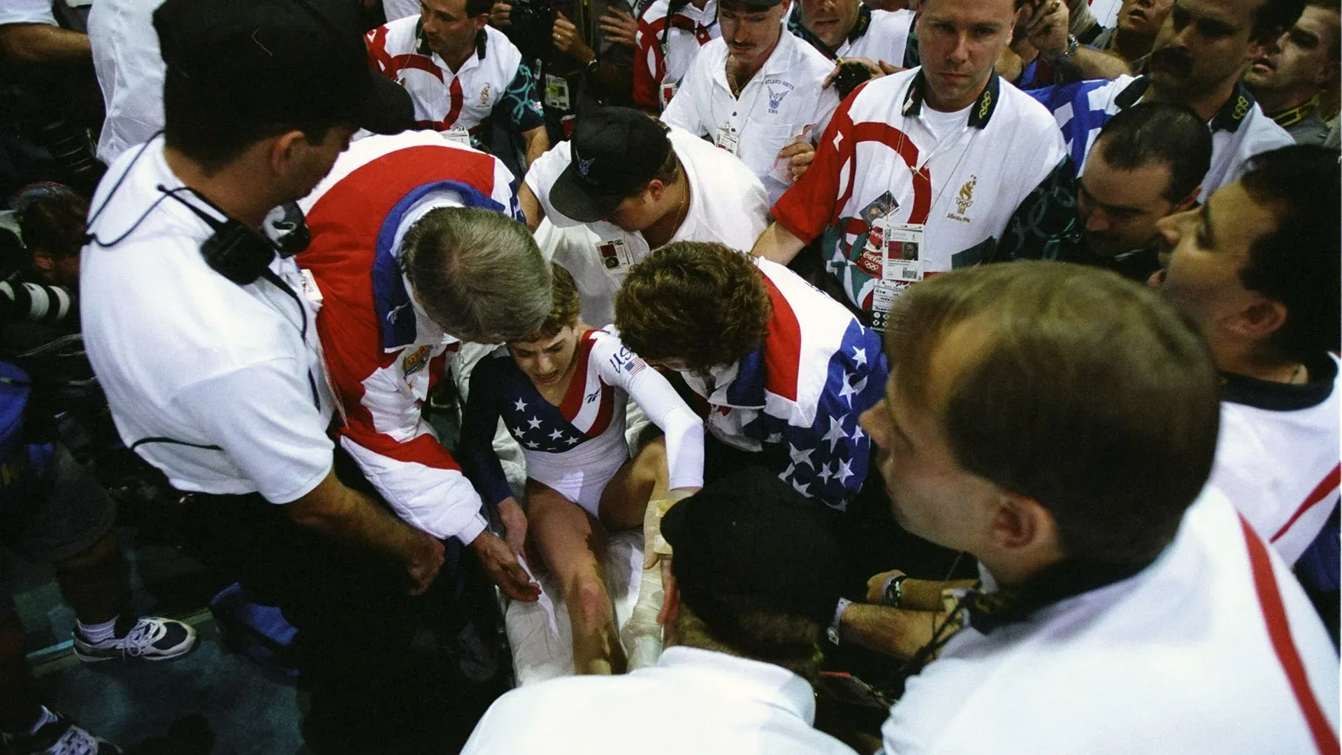 Il suo allenatore Karolyi le dice che deve fare il secondo salto per vincere l'oro